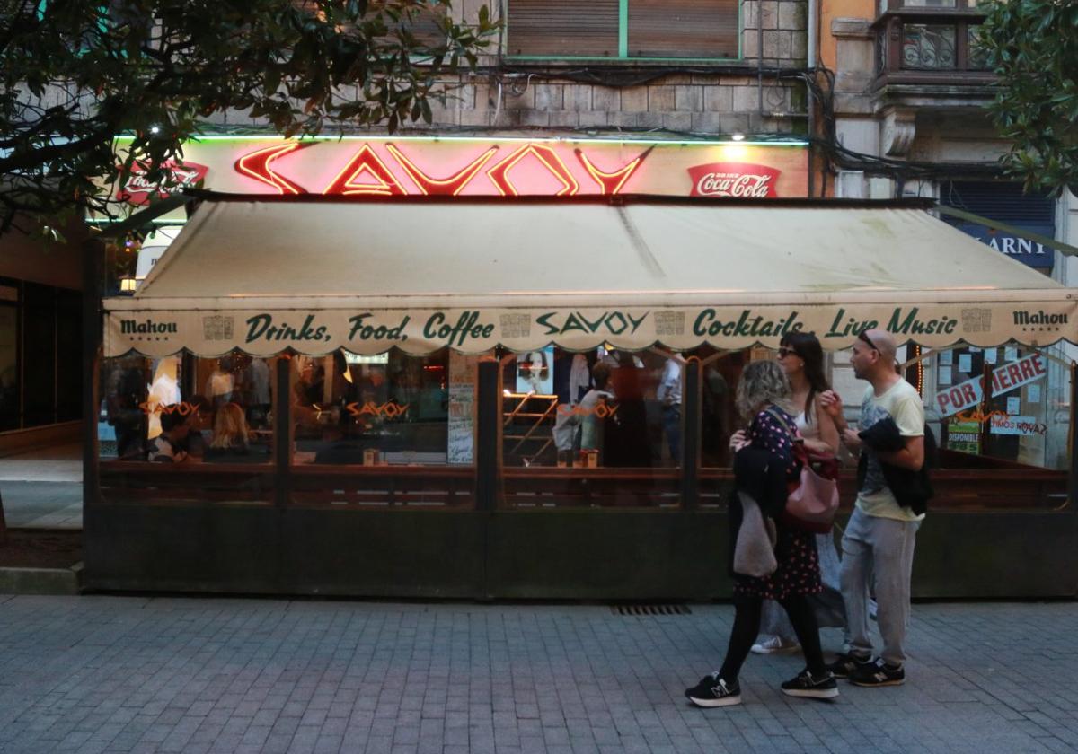 Arriba, Savoy de la calle Covadonga que cerrará a principios de noviembre. Abajo decoración del ATM de Oviedo.