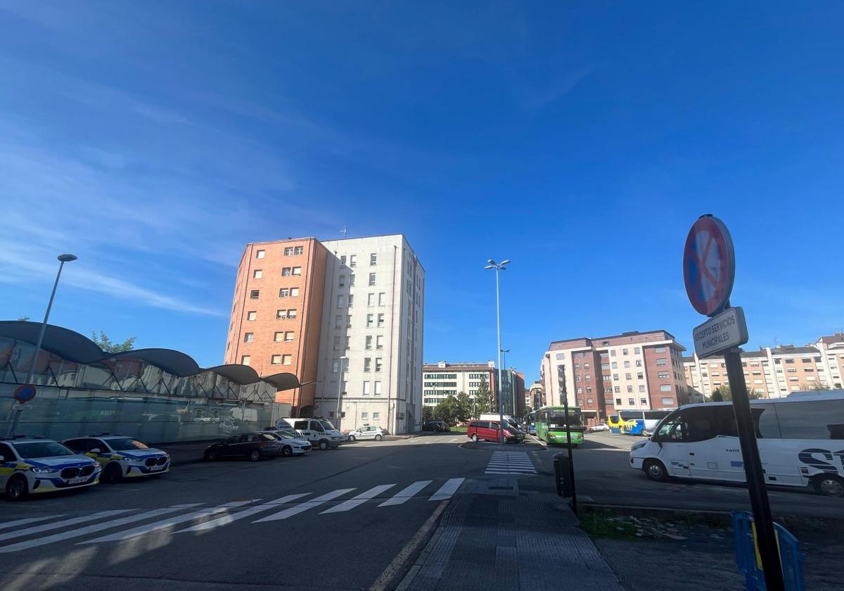 A la derecha, la zona donde estaban los coches particulares de los policías locales, frente a las dependencias del cuerpo, en La Pola.