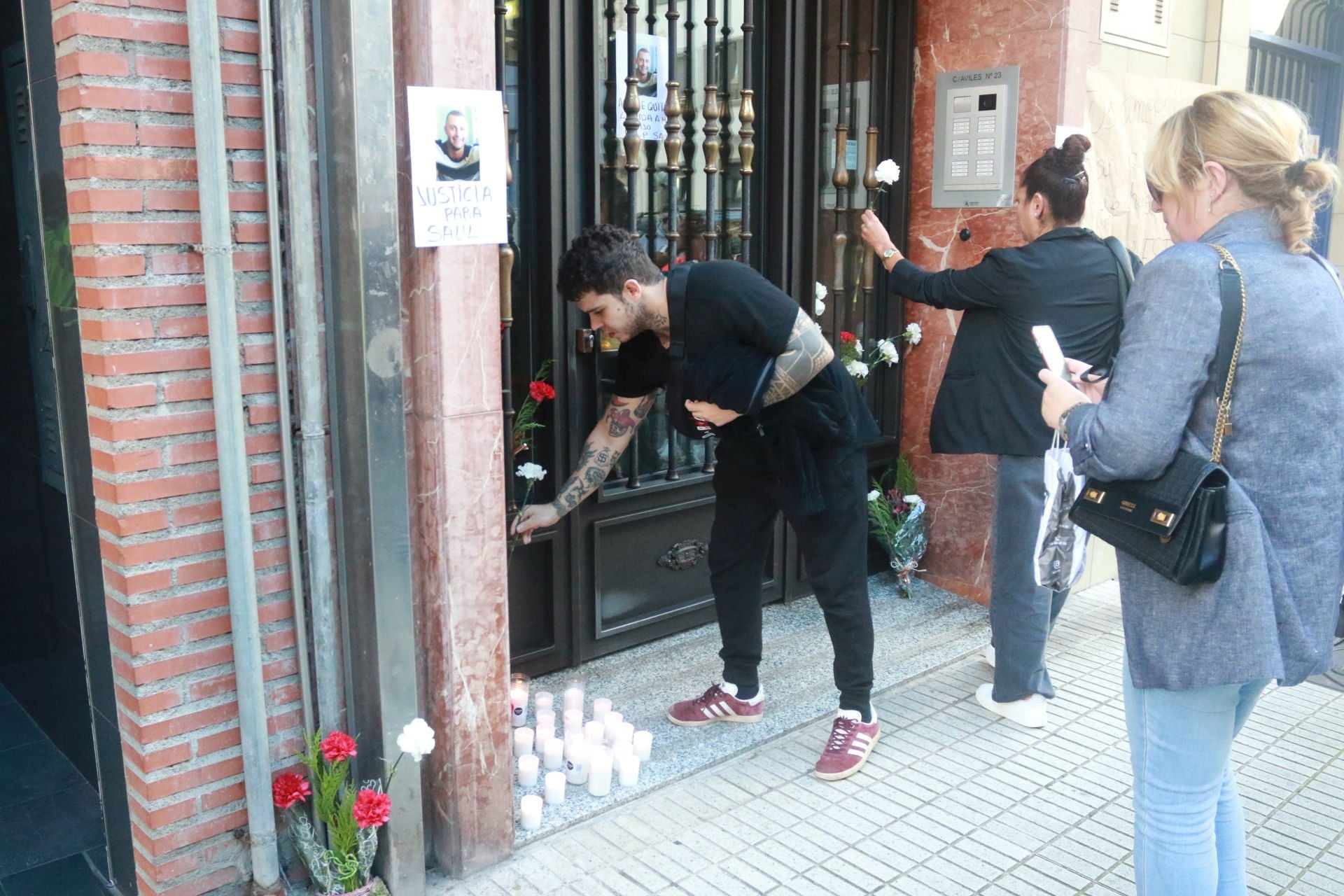 Emotivo homenaje a Saúl, el joven fallecido hace un año en un piso de Gijón