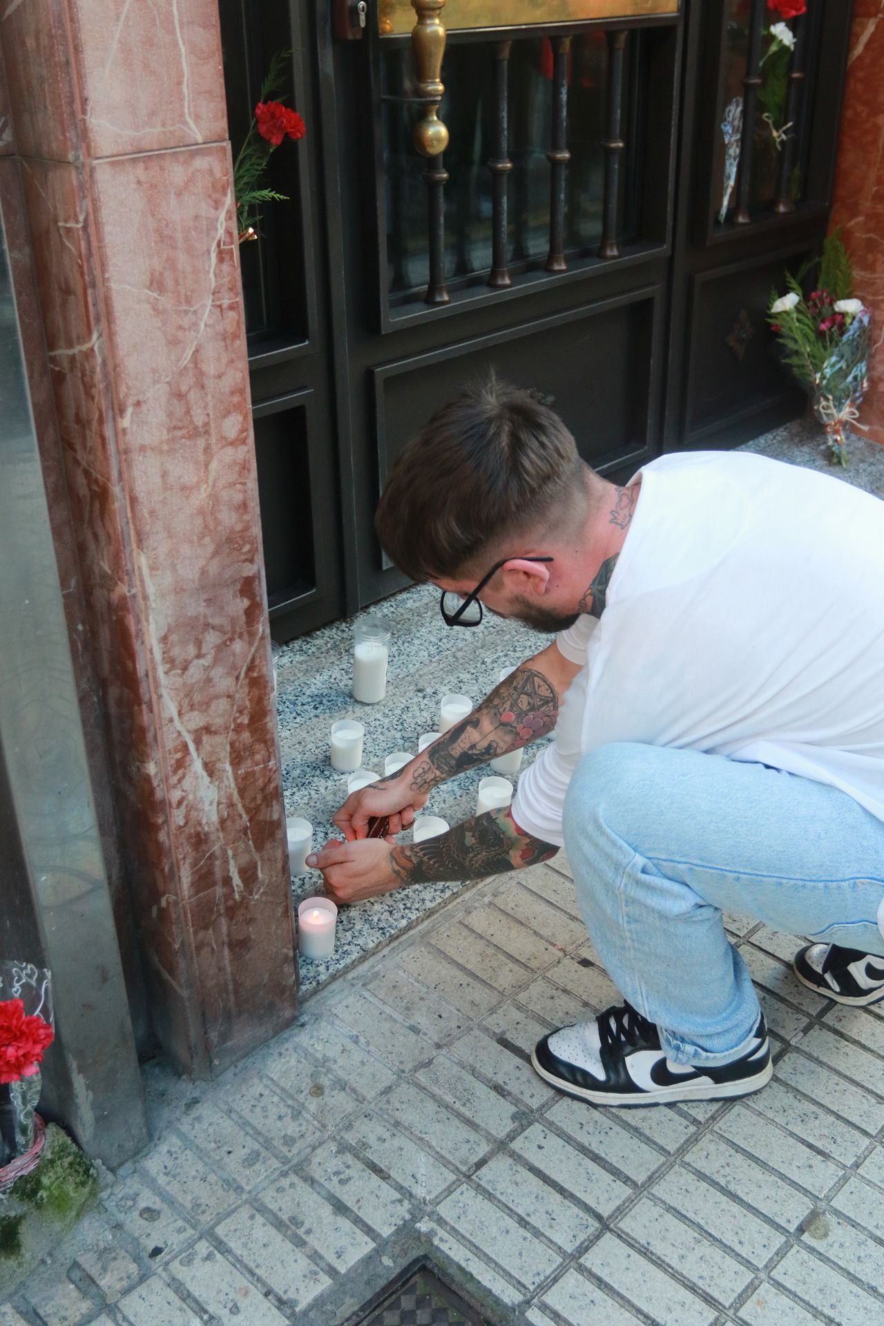 Emotivo homenaje a Saúl, el joven fallecido hace un año en un piso de Gijón