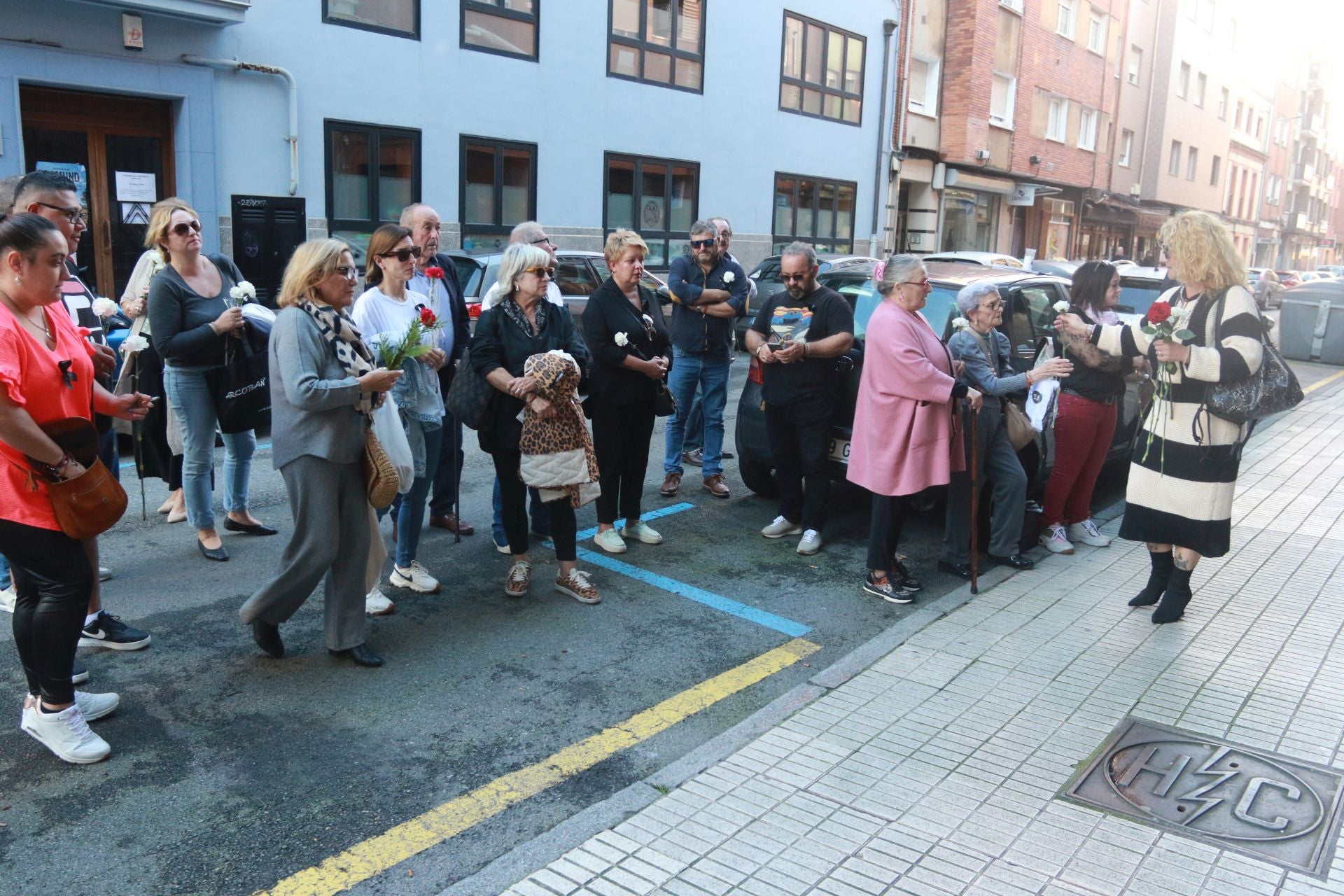 Emotivo homenaje a Saúl, el joven fallecido hace un año en un piso de Gijón