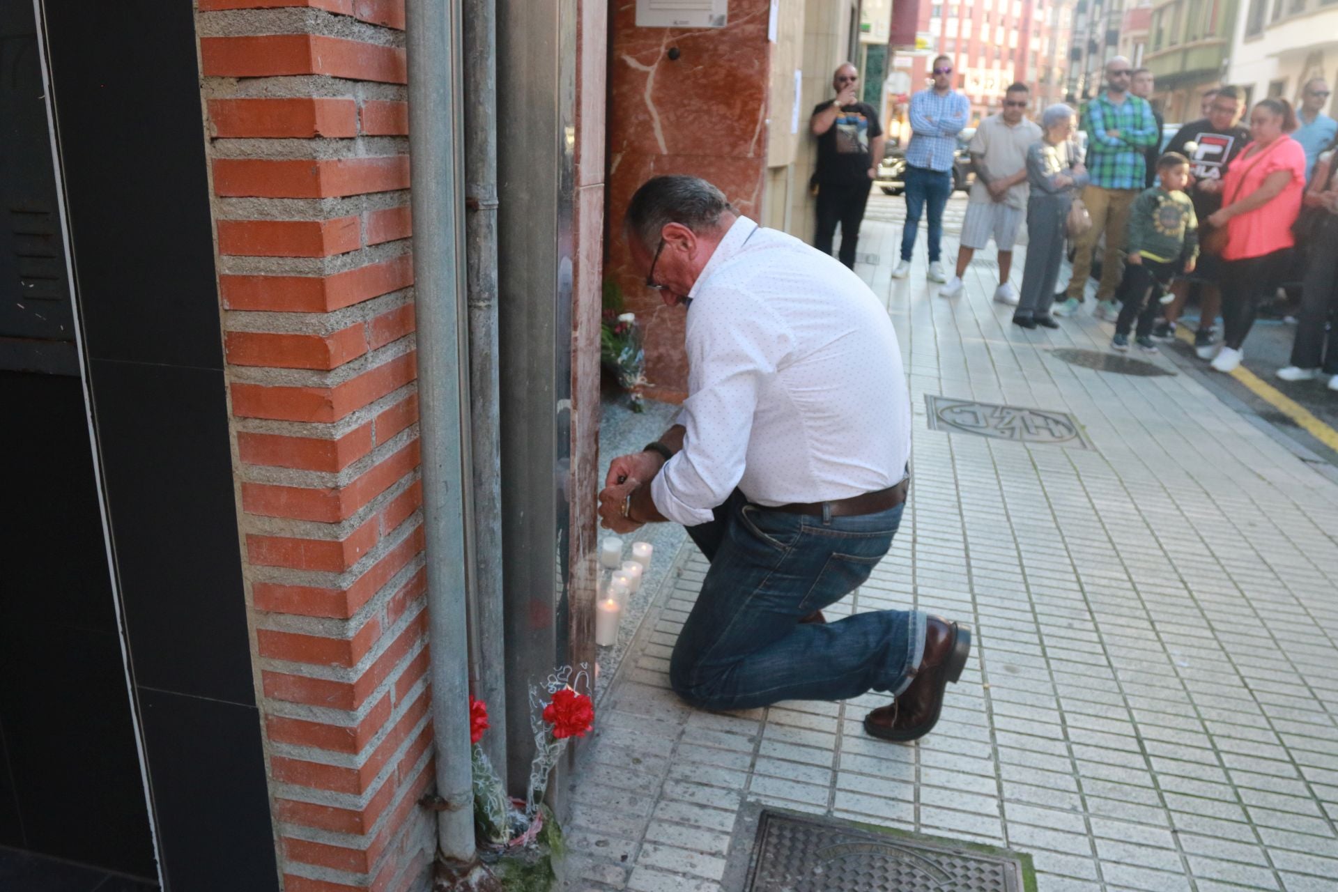 Emotivo homenaje a Saúl, el joven fallecido hace un año en un piso de Gijón