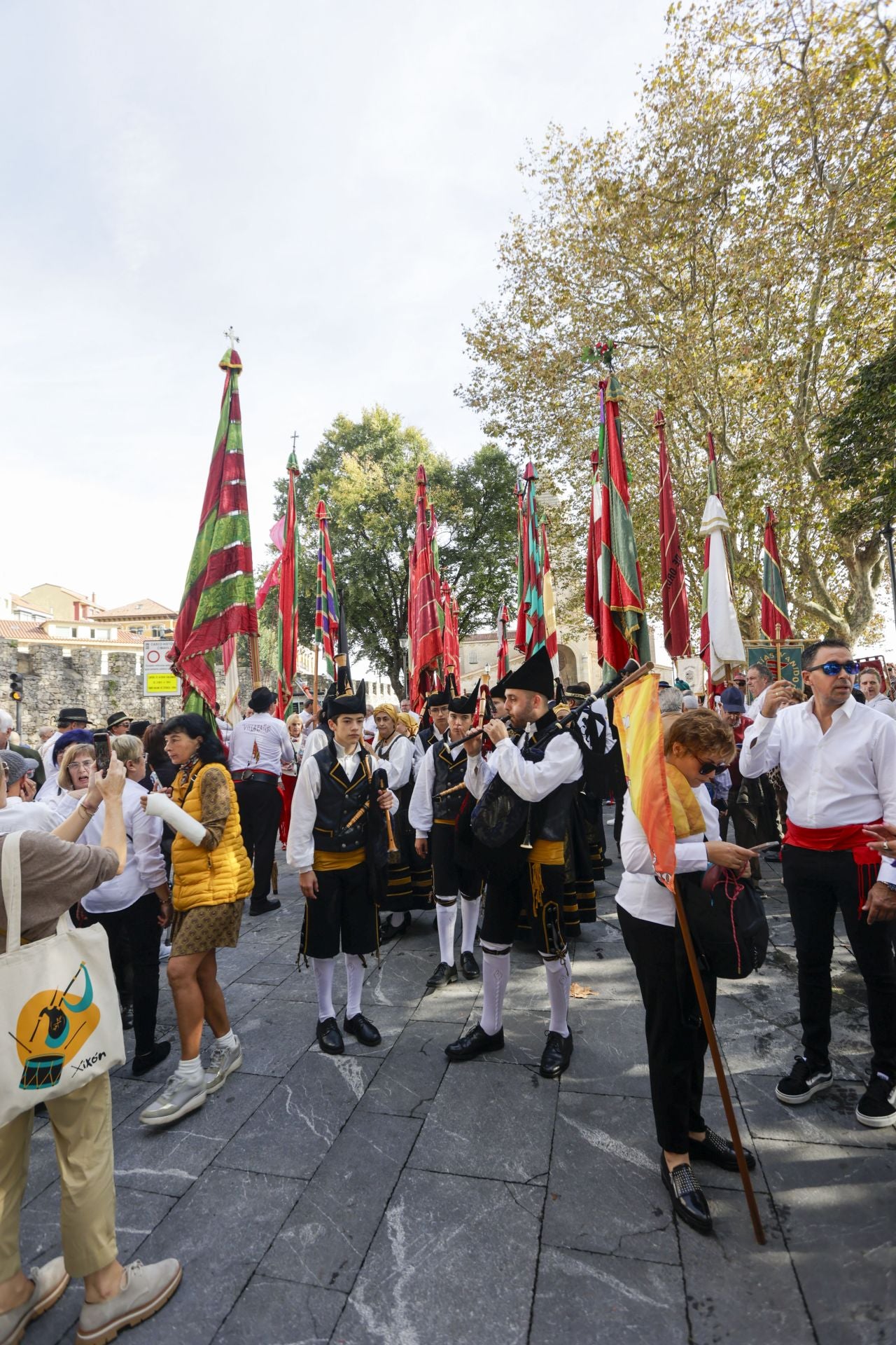 Asturias y León consolida su unión en Gijón: las imágenes del desfile de pendones