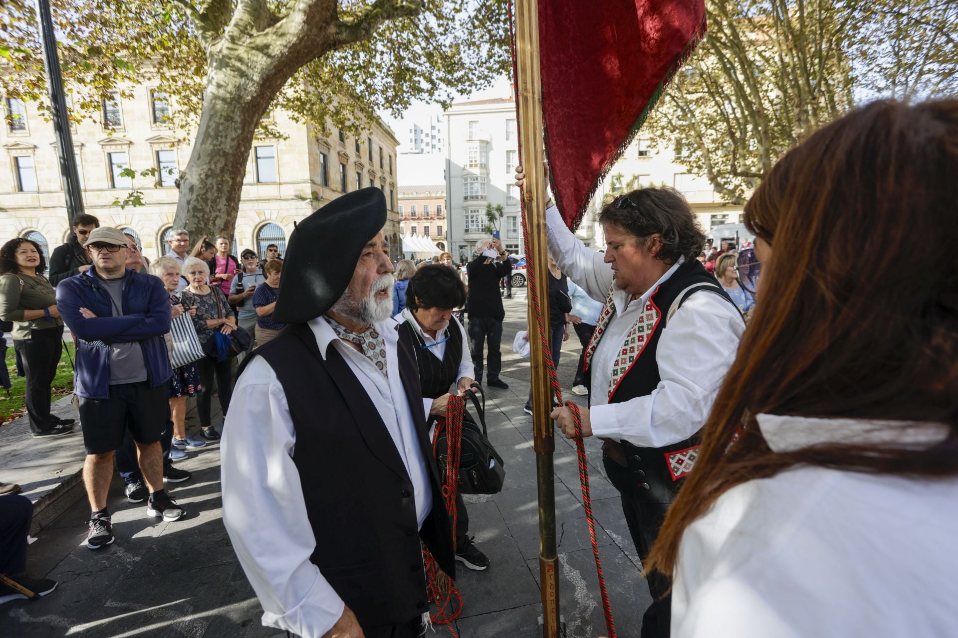 Asturias y León consolida su unión en Gijón: las imágenes del desfile de pendones