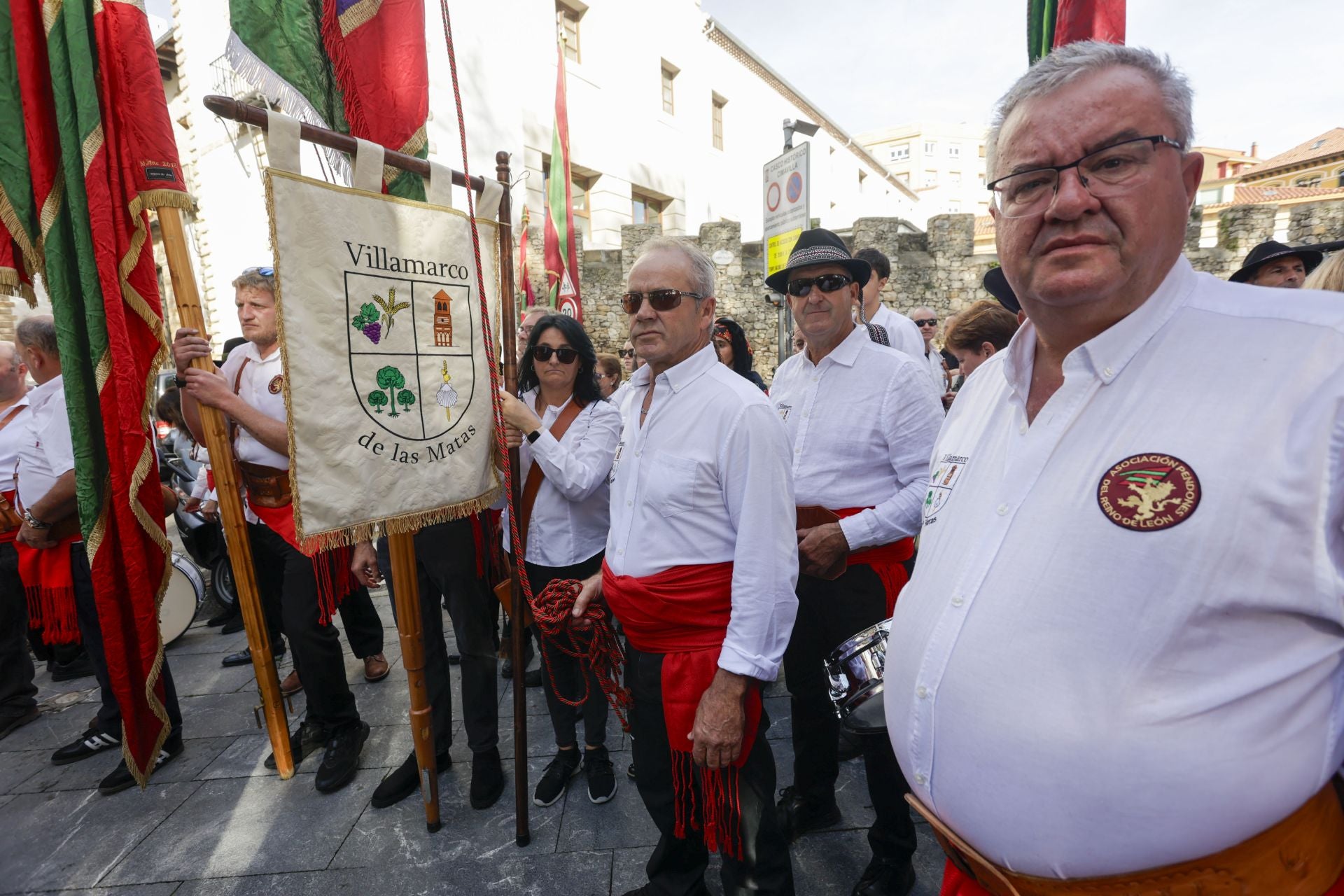 Asturias y León consolida su unión en Gijón: las imágenes del desfile de pendones