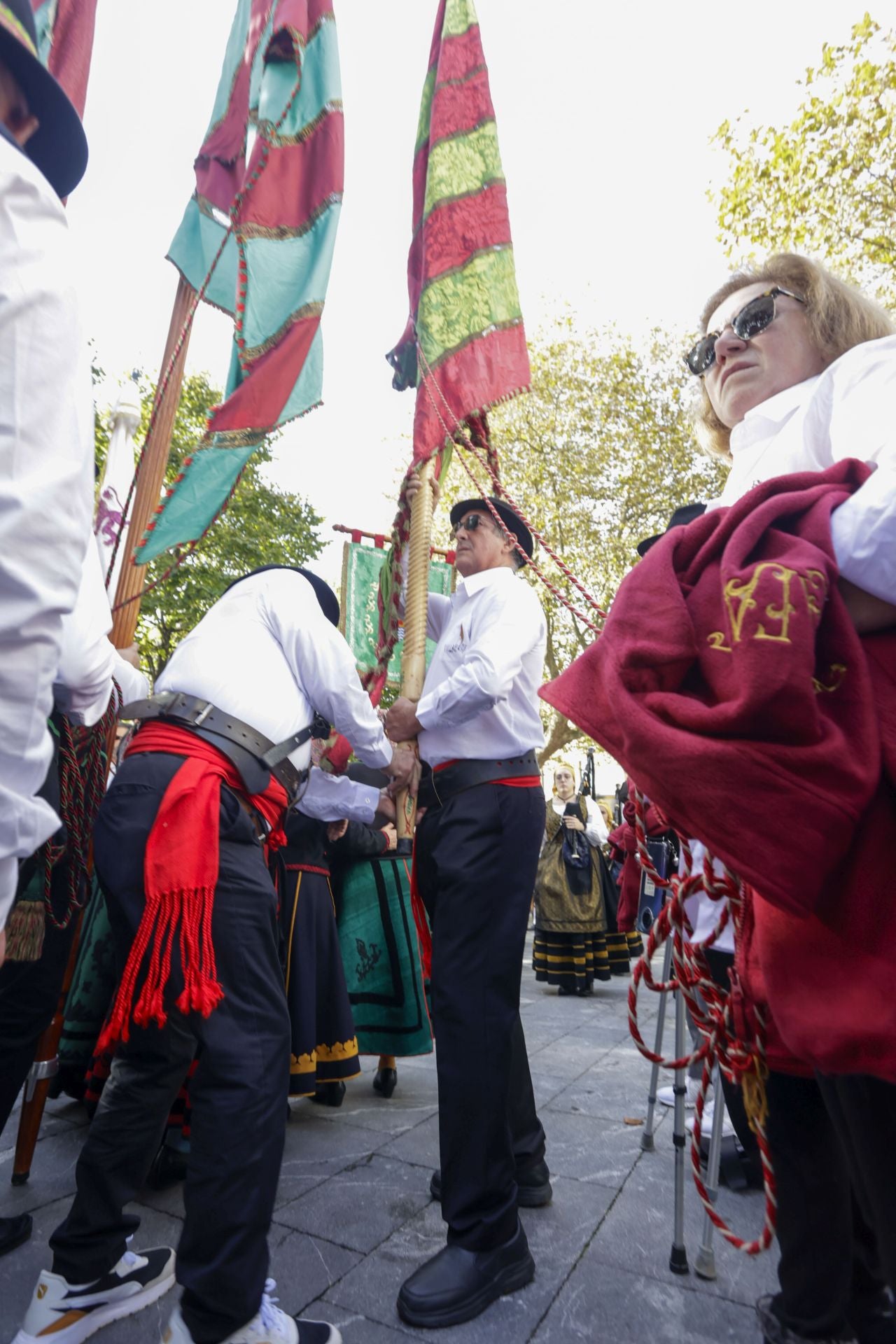 Asturias y León consolida su unión en Gijón: las imágenes del desfile de pendones