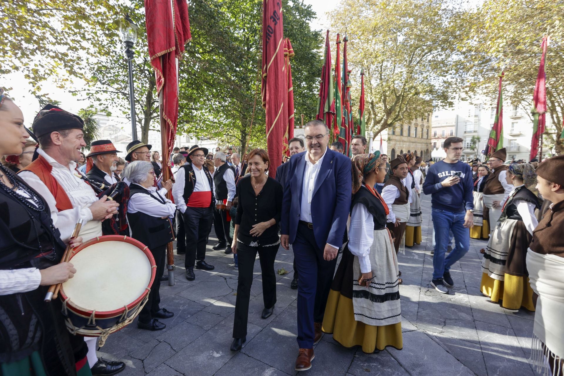 Asturias y León consolida su unión en Gijón: las imágenes del desfile de pendones