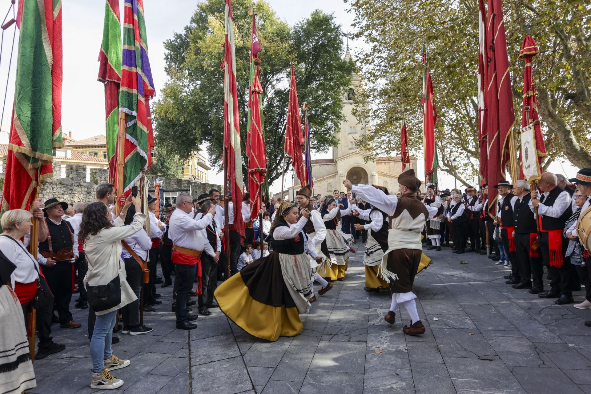 Asturias y León consolida su unión en Gijón: las imágenes del desfile de pendones