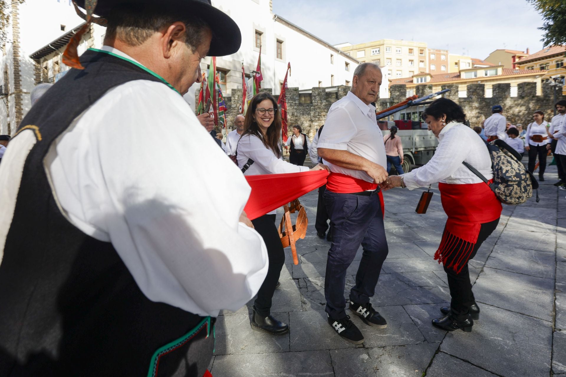 Asturias y León consolida su unión en Gijón: las imágenes del desfile de pendones