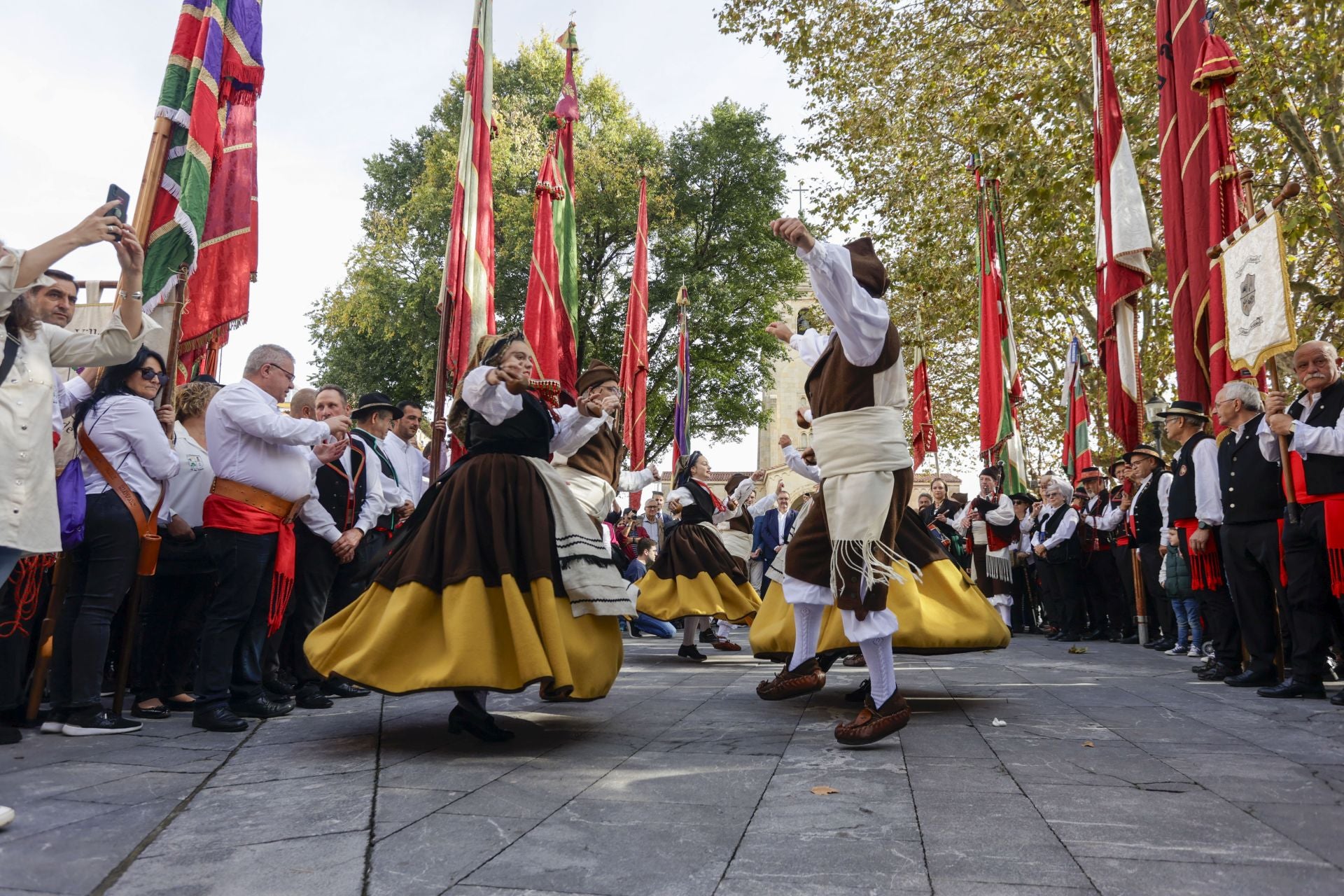 Asturias y León consolida su unión en Gijón: las imágenes del desfile de pendones