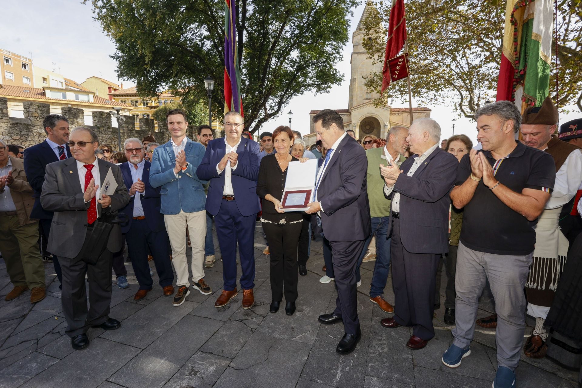 Asturias y León consolida su unión en Gijón: las imágenes del desfile de pendones