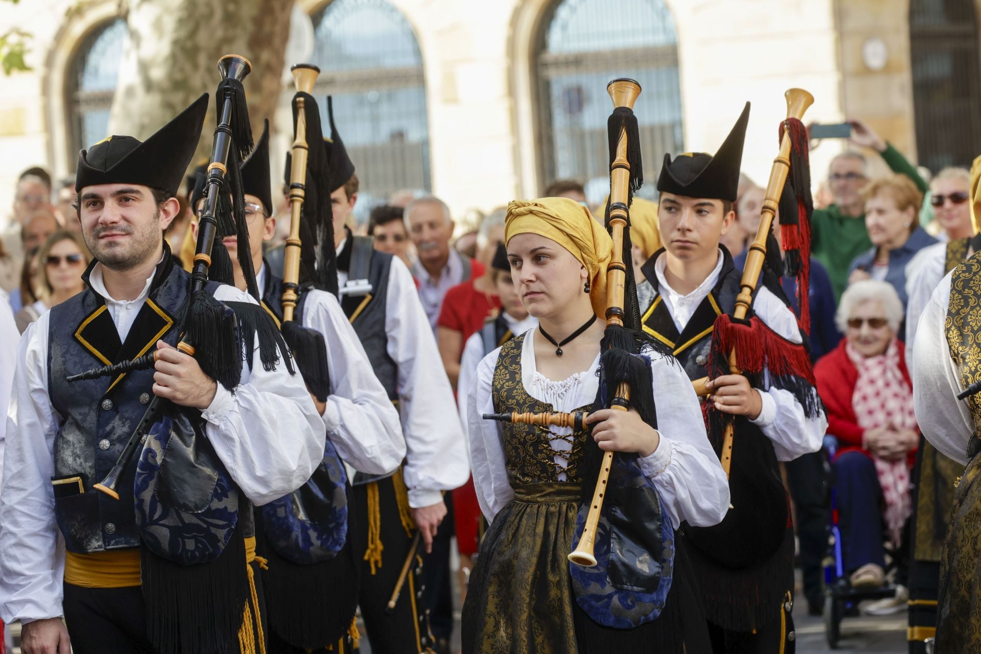 Asturias y León consolida su unión en Gijón: las imágenes del desfile de pendones