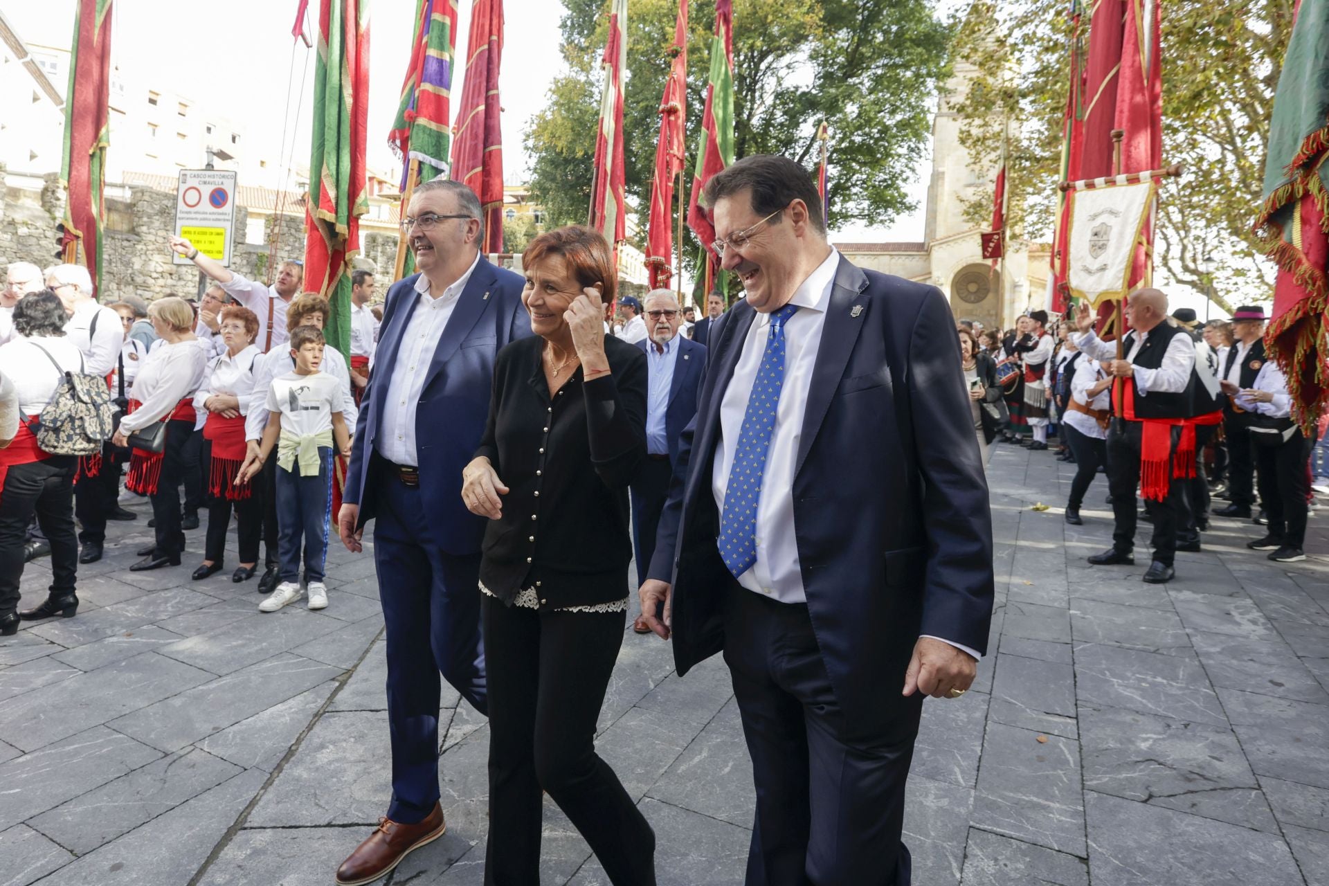 Asturias y León consolida su unión en Gijón: las imágenes del desfile de pendones