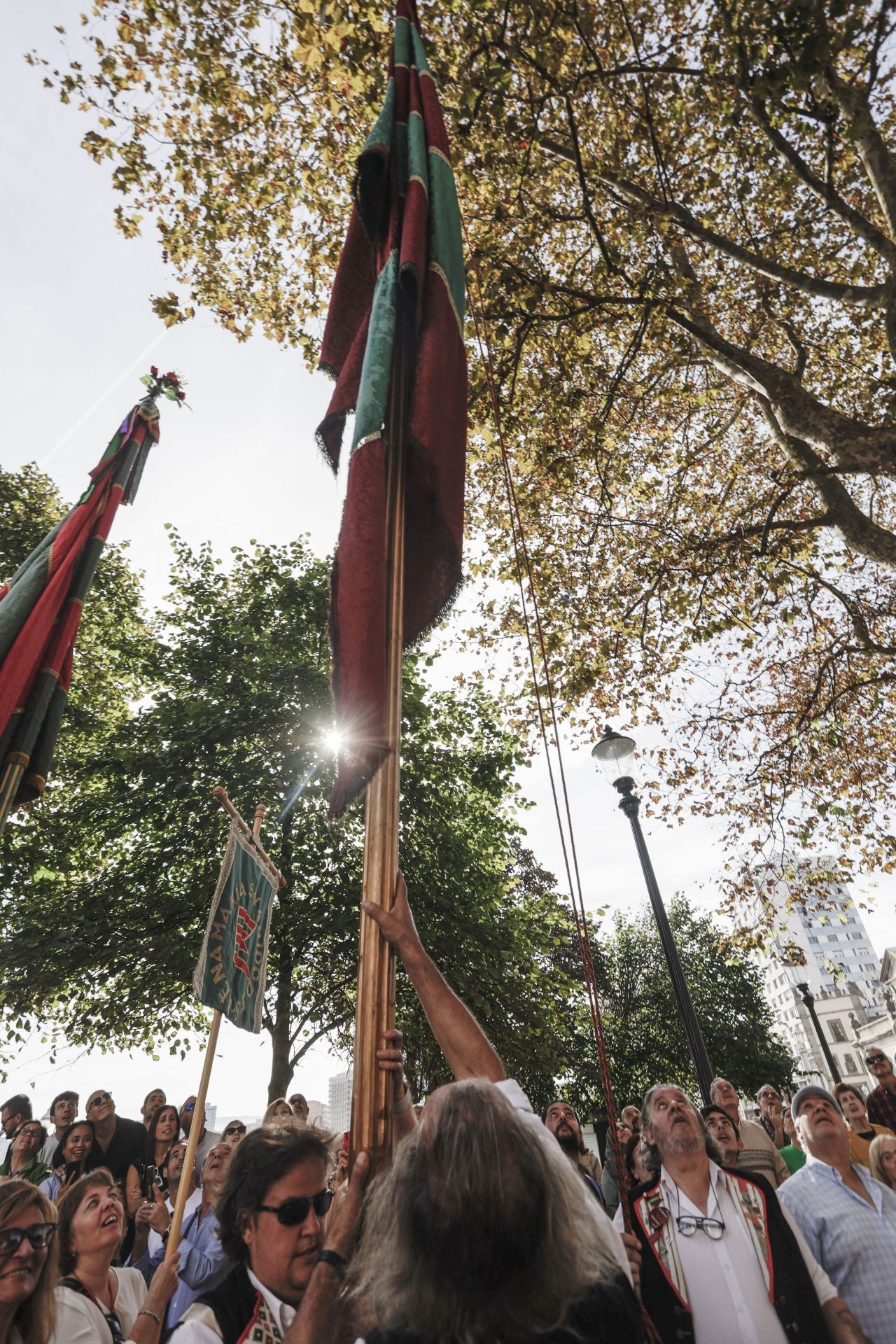 Asturias y León consolida su unión en Gijón: las imágenes del desfile de pendones