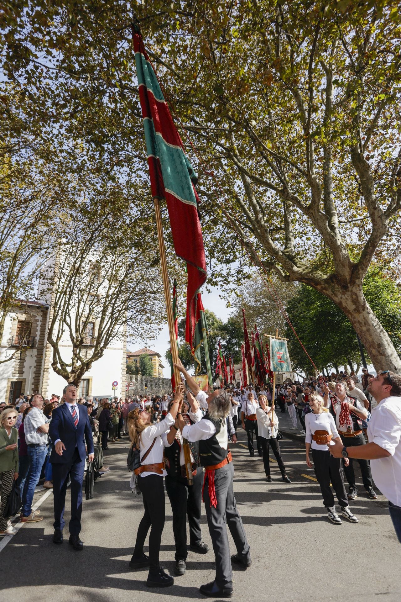 Asturias y León consolida su unión en Gijón: las imágenes del desfile de pendones