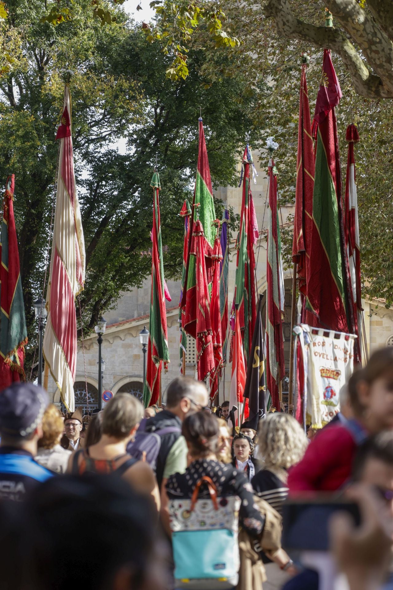 Asturias y León consolida su unión en Gijón: las imágenes del desfile de pendones