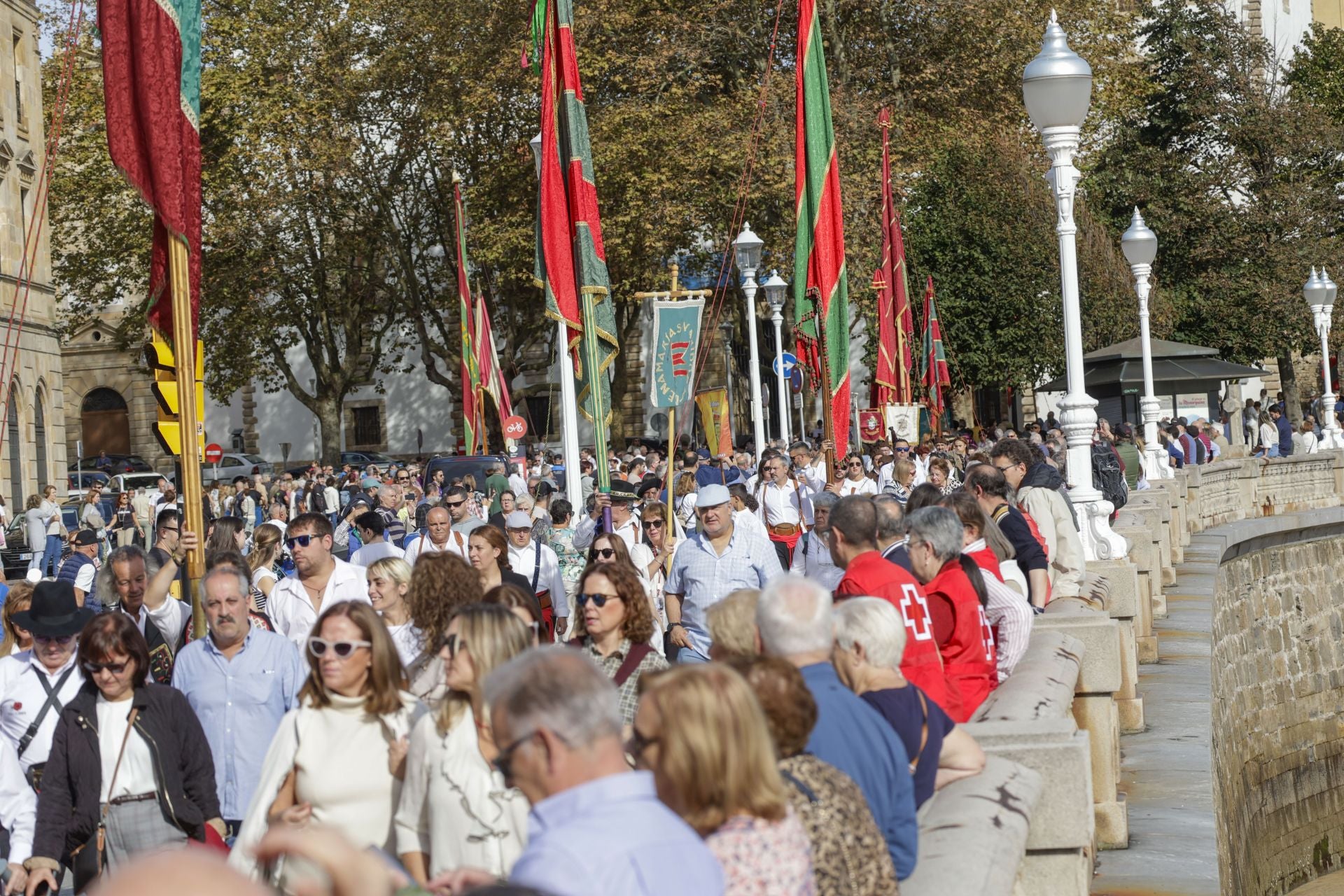 Asturias y León consolida su unión en Gijón: las imágenes del desfile de pendones