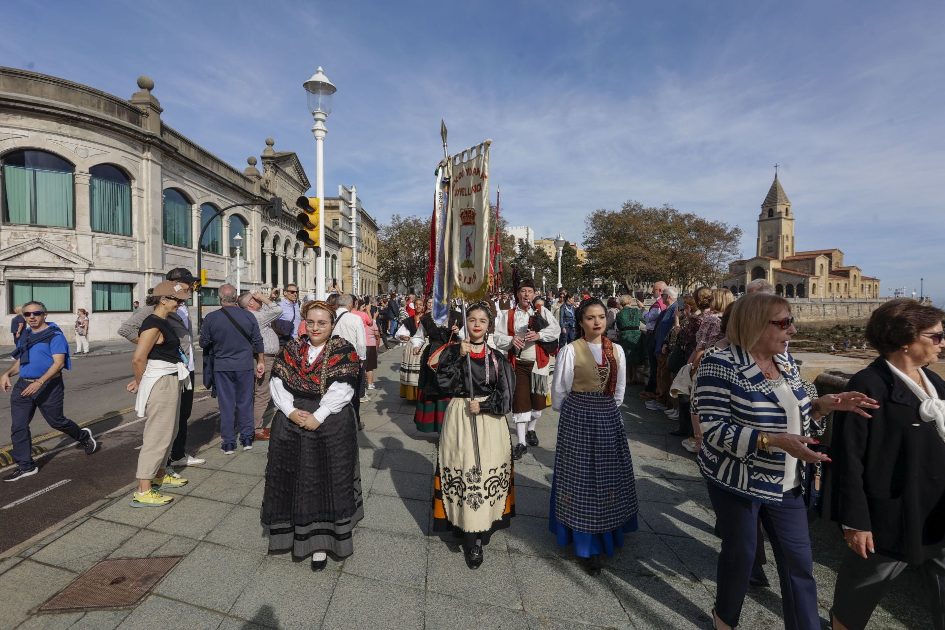 Asturias y León consolida su unión en Gijón: las imágenes del desfile de pendones