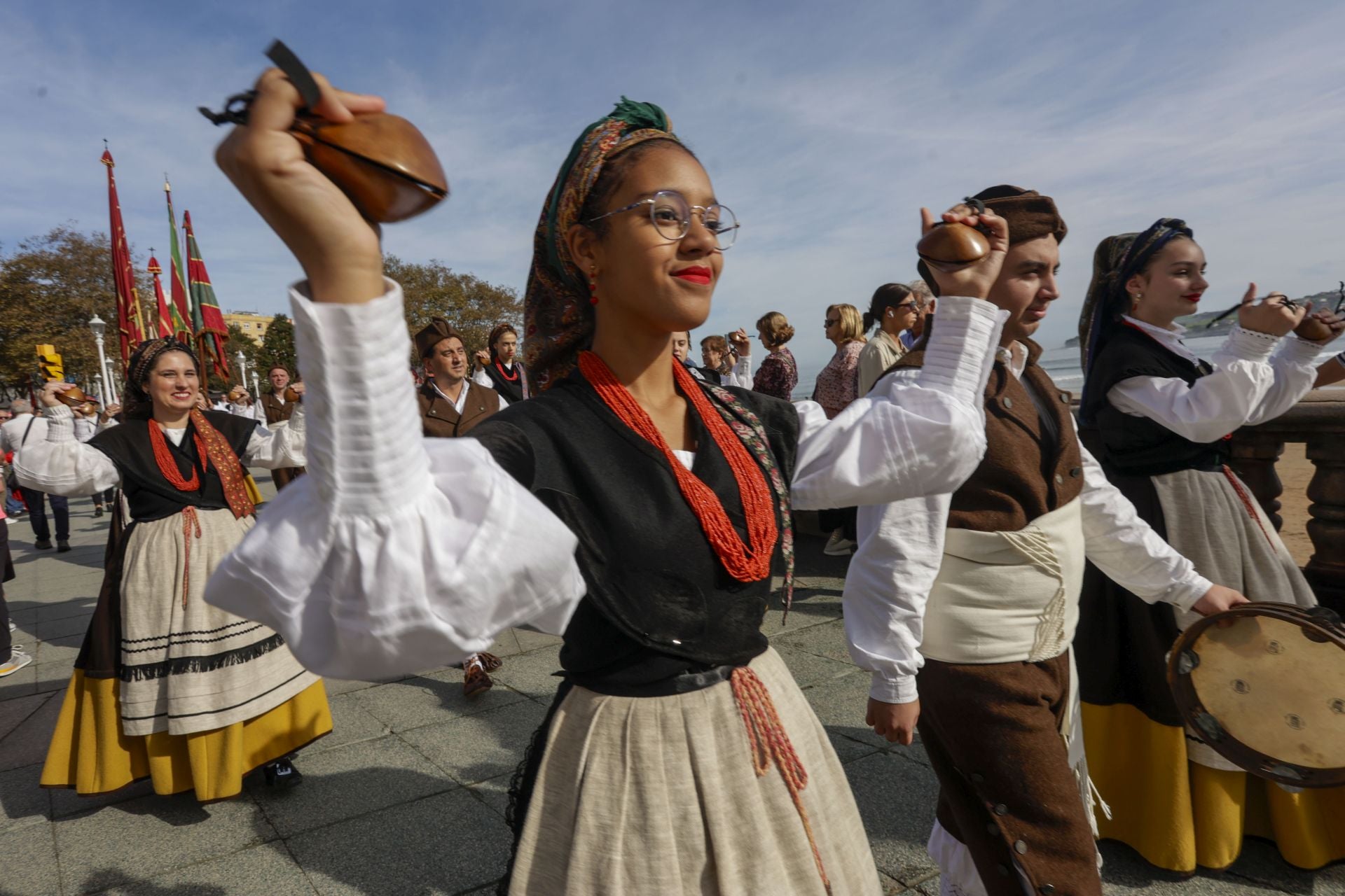 Asturias y León consolida su unión en Gijón: las imágenes del desfile de pendones