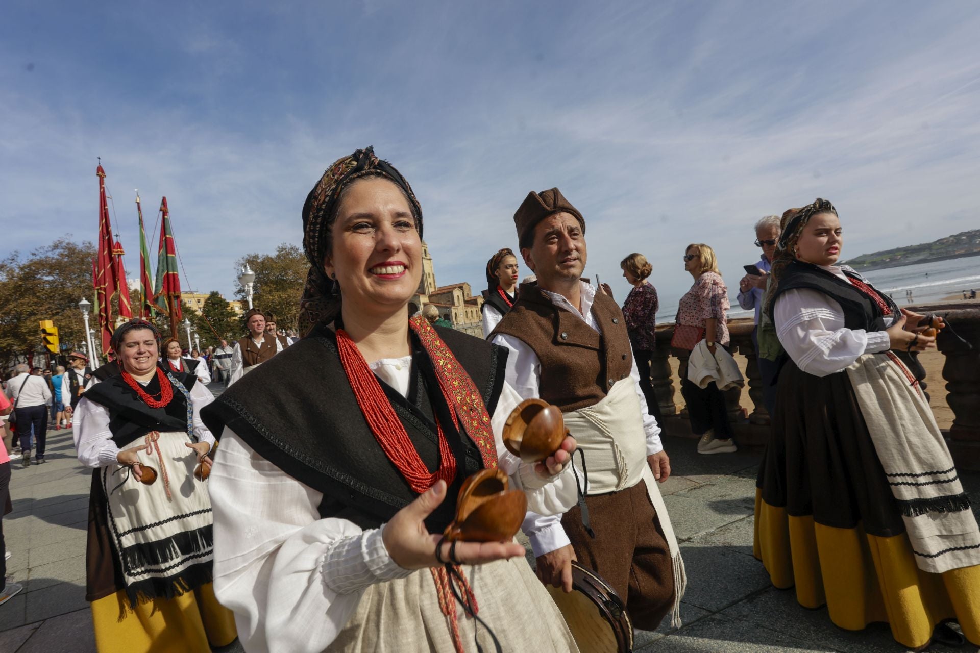 Asturias y León consolida su unión en Gijón: las imágenes del desfile de pendones