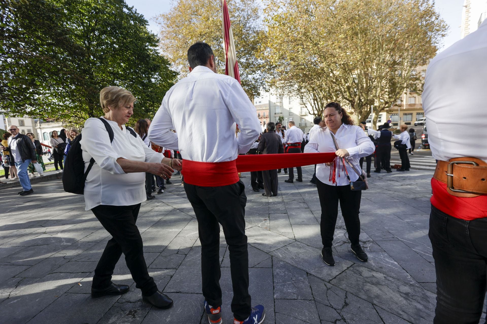 Asturias y León consolida su unión en Gijón: las imágenes del desfile de pendones