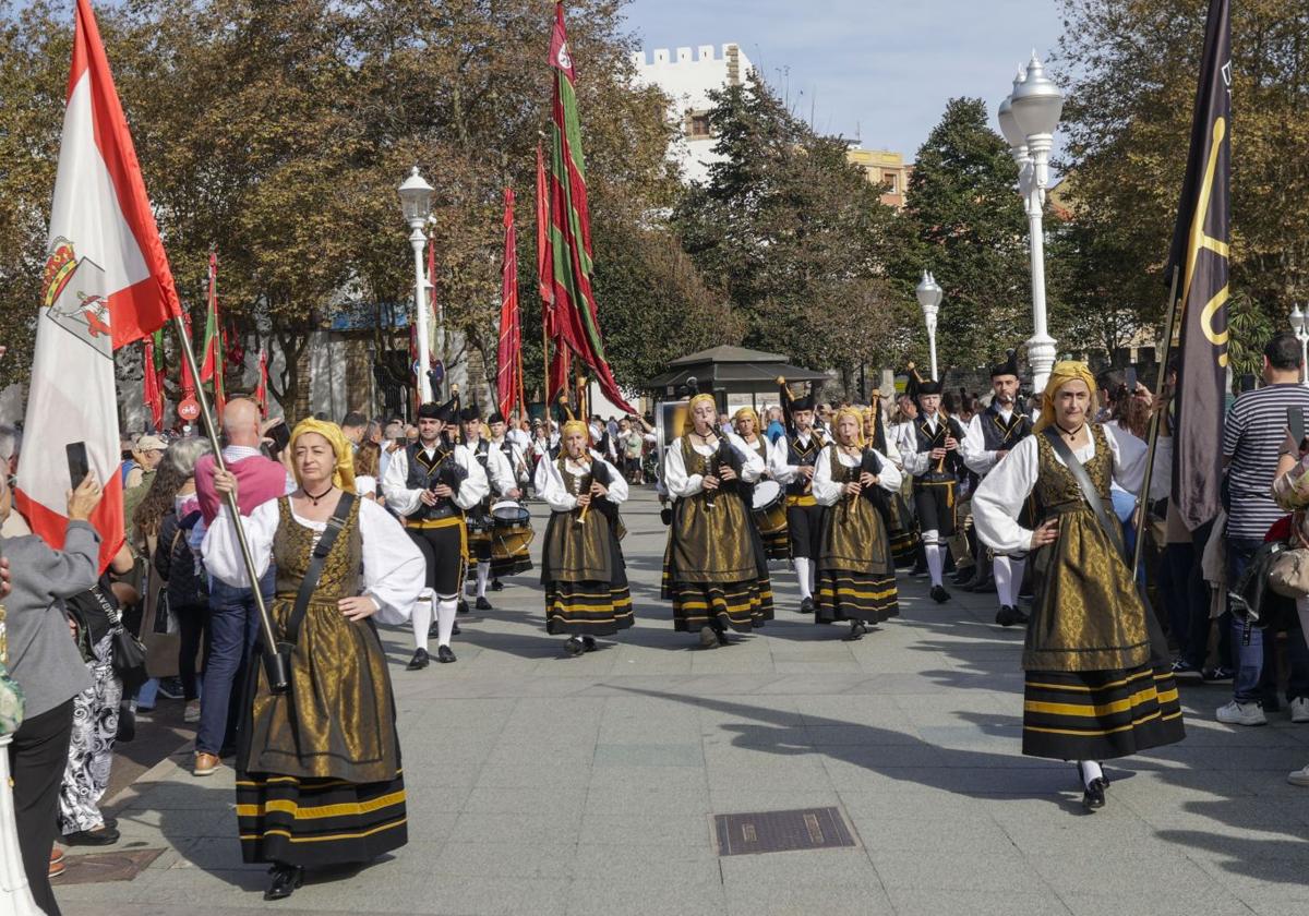 Asturias y León consolida su unión en Gijón: las imágenes del desfile de pendones