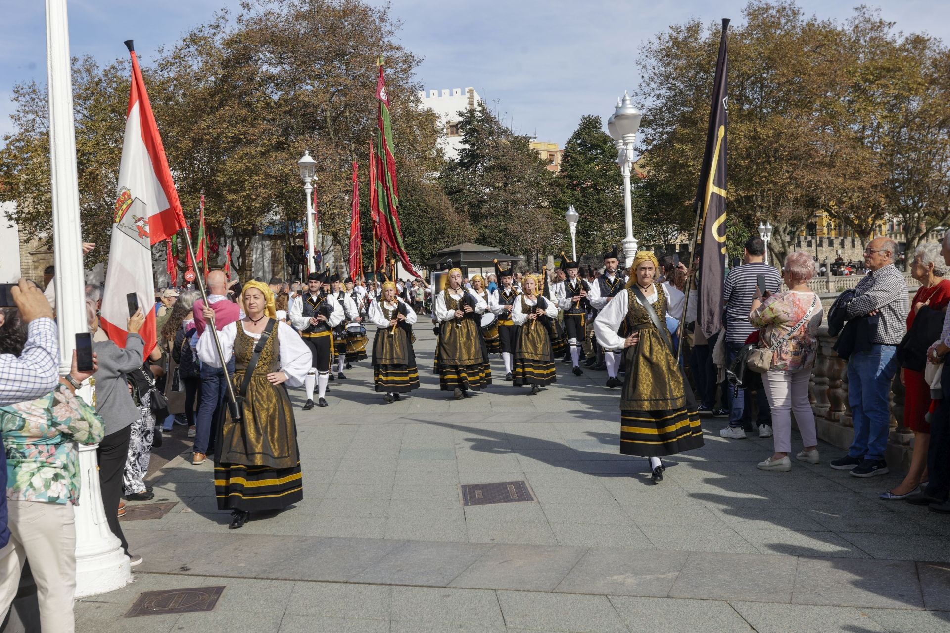 Asturias y León consolida su unión en Gijón: las imágenes del desfile de pendones