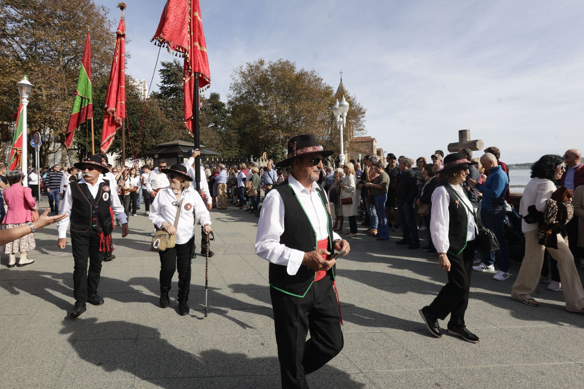 Asturias y León consolida su unión en Gijón: las imágenes del desfile de pendones