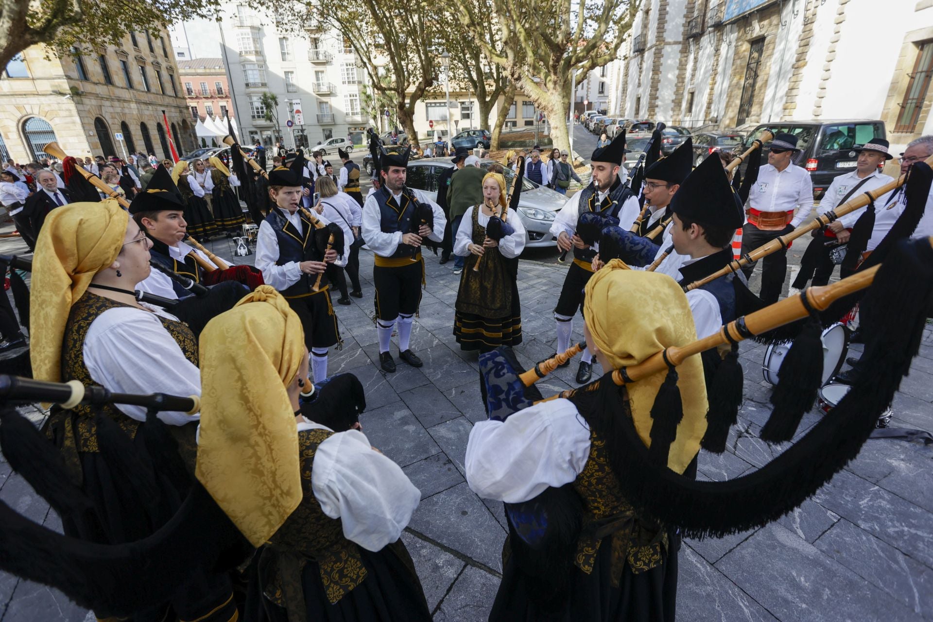 Asturias y León consolida su unión en Gijón: las imágenes del desfile de pendones