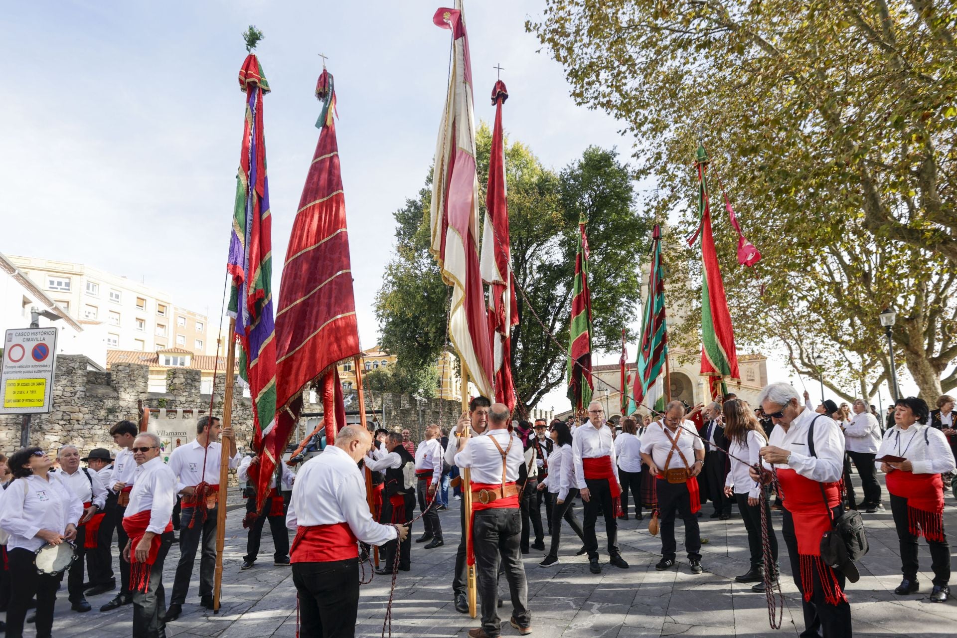 Asturias y León consolida su unión en Gijón: las imágenes del desfile de pendones