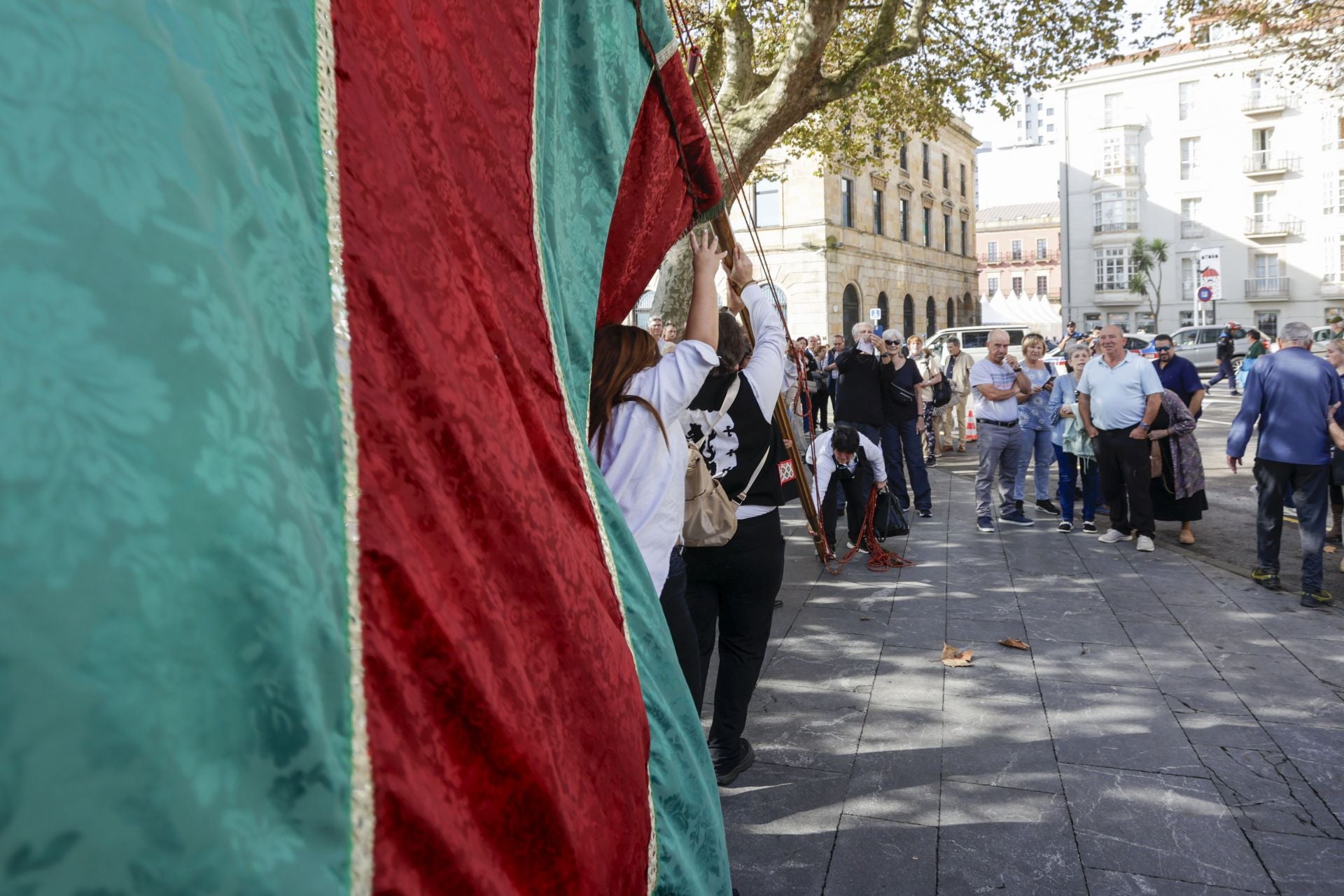 Asturias y León consolida su unión en Gijón: las imágenes del desfile de pendones