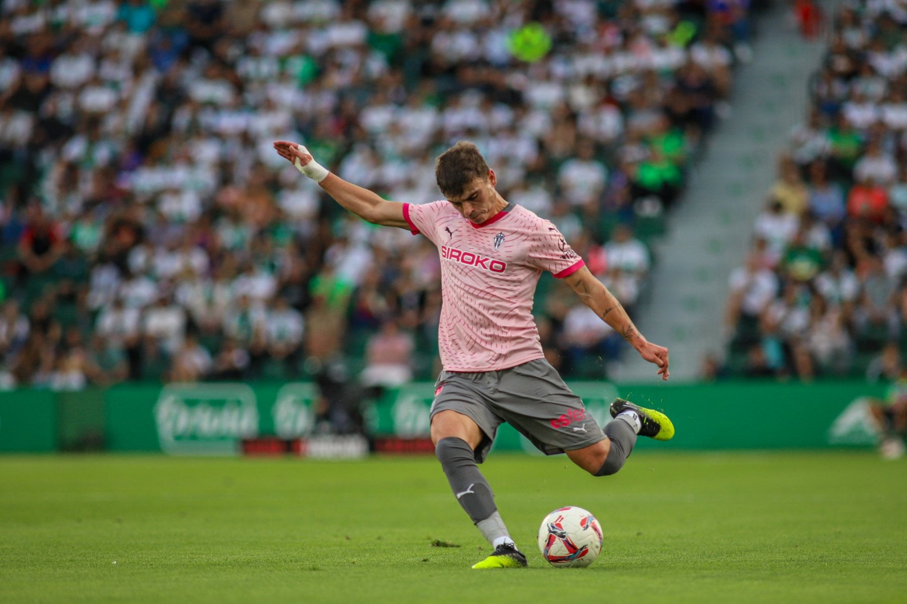 Pablo García, poniendo un balón al área durante el partido del domingo en el Martínez Valero.