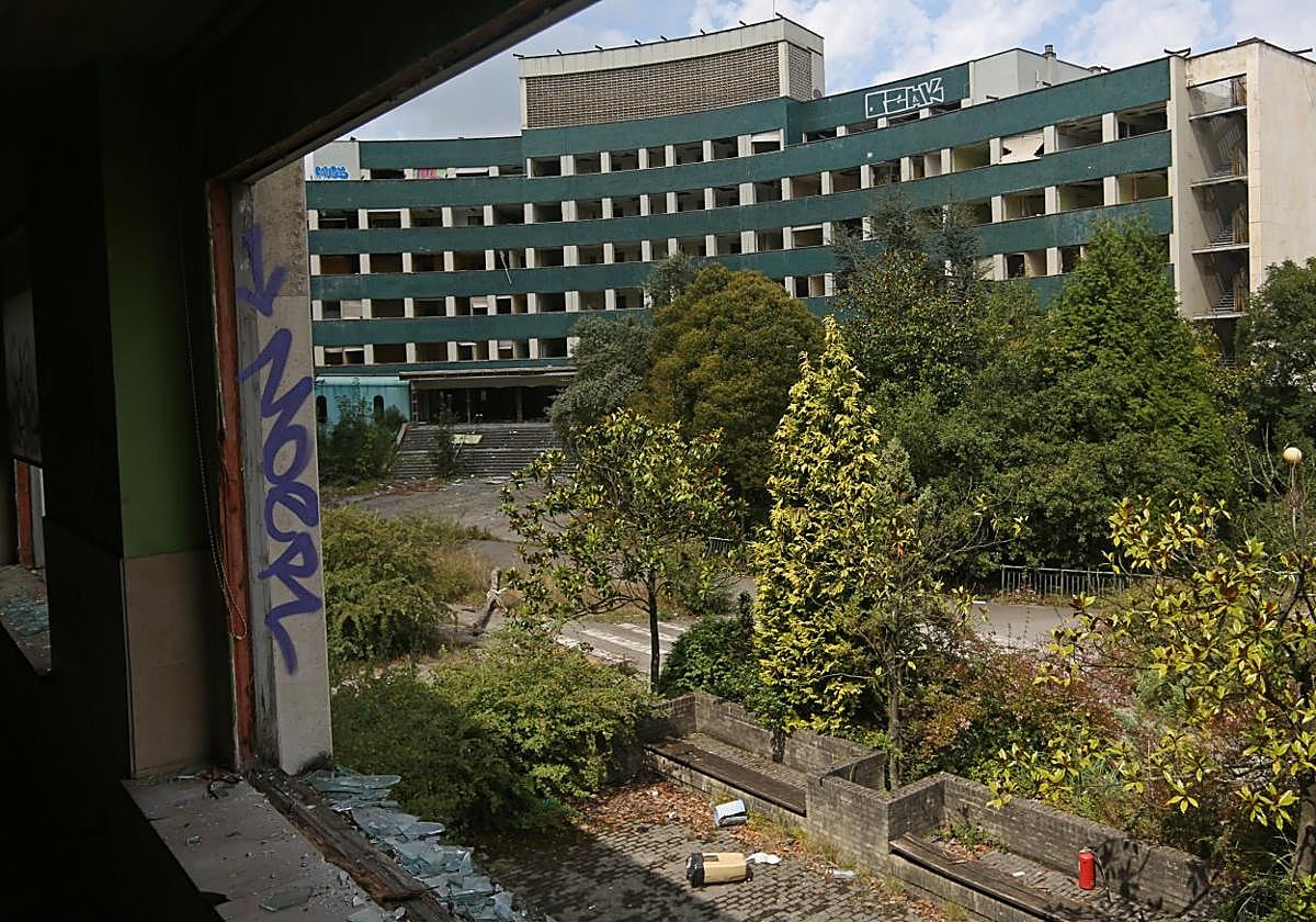 El antiguo HUCA, presa del abandono y los constantes robos.