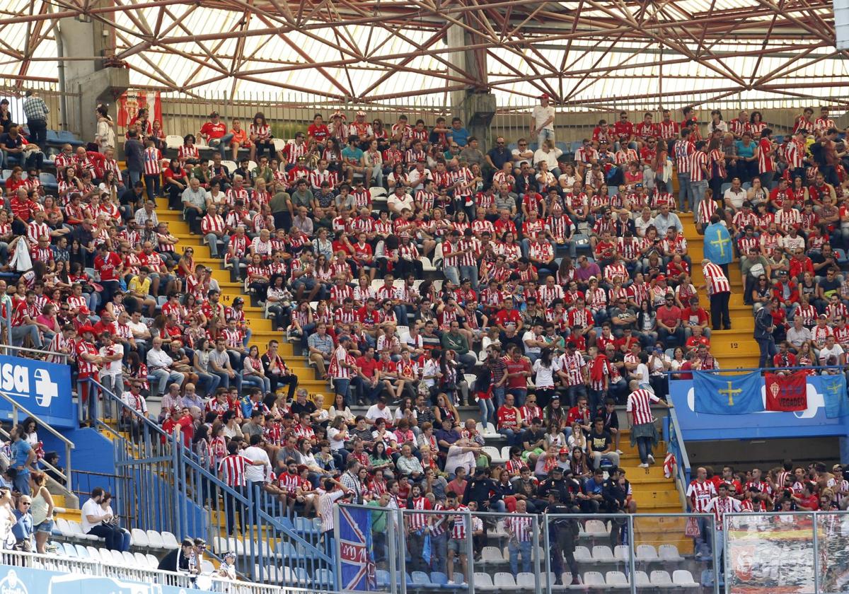 Afición del Sporting en un desplazamiento a Riazor.