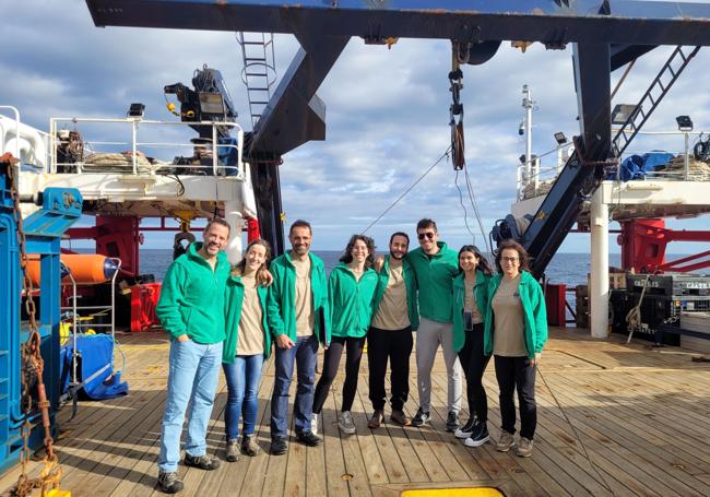 Equipo científico a bordo del Sarmiento de Gamboa: los investigadores Miguel Gutierrez Medina, Patricia Cadenas Martinez, Sergio Llana Fúnez (segundo investigador principal del proyecto de investigación Astracán), los estudiantes Alicia Rivero Zamora, Pablo Gallardo del Río, Daniel Ruiz Blasco y Taireé Martino Cayado, y Gabriela Fernández Viejo (investigadora principal del proyecto de investigación Astracán y jefa de la campaña).