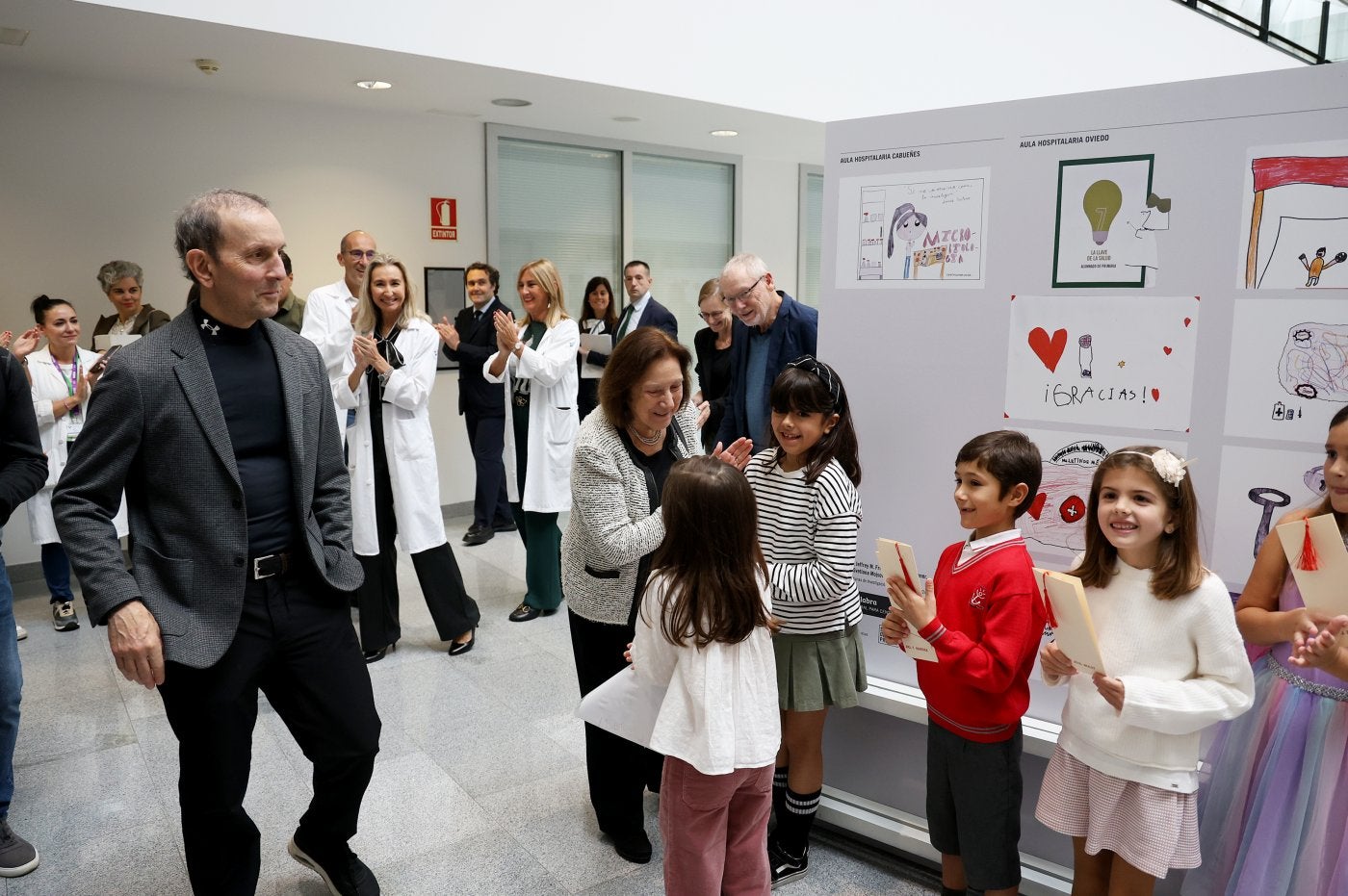 Svetlana Mojsov saluda a los pequeños de las Aulas Hospitalarias, ante la mirada de Daniel J. Drucker y Jens Juul Holst.