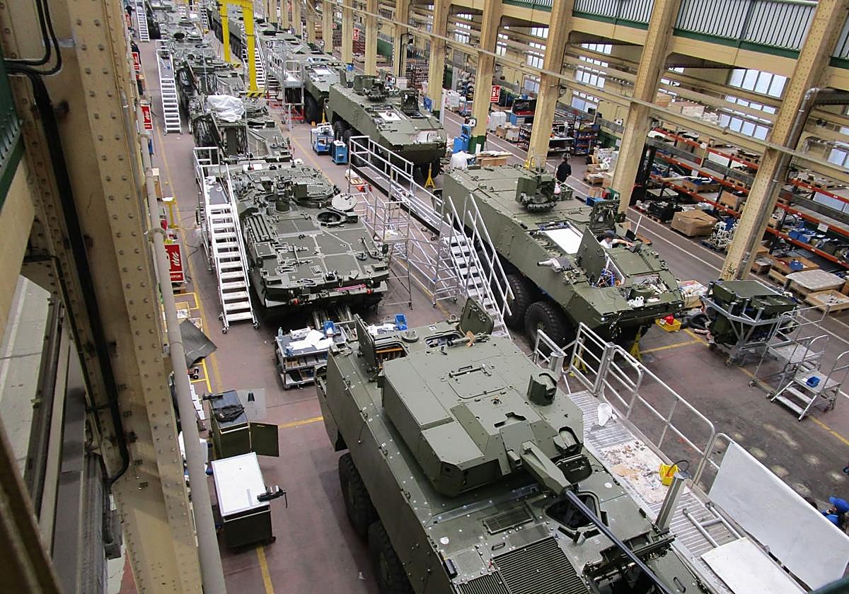 La línea de montaje del 8x8 en la fábrica de armas de Trubia.