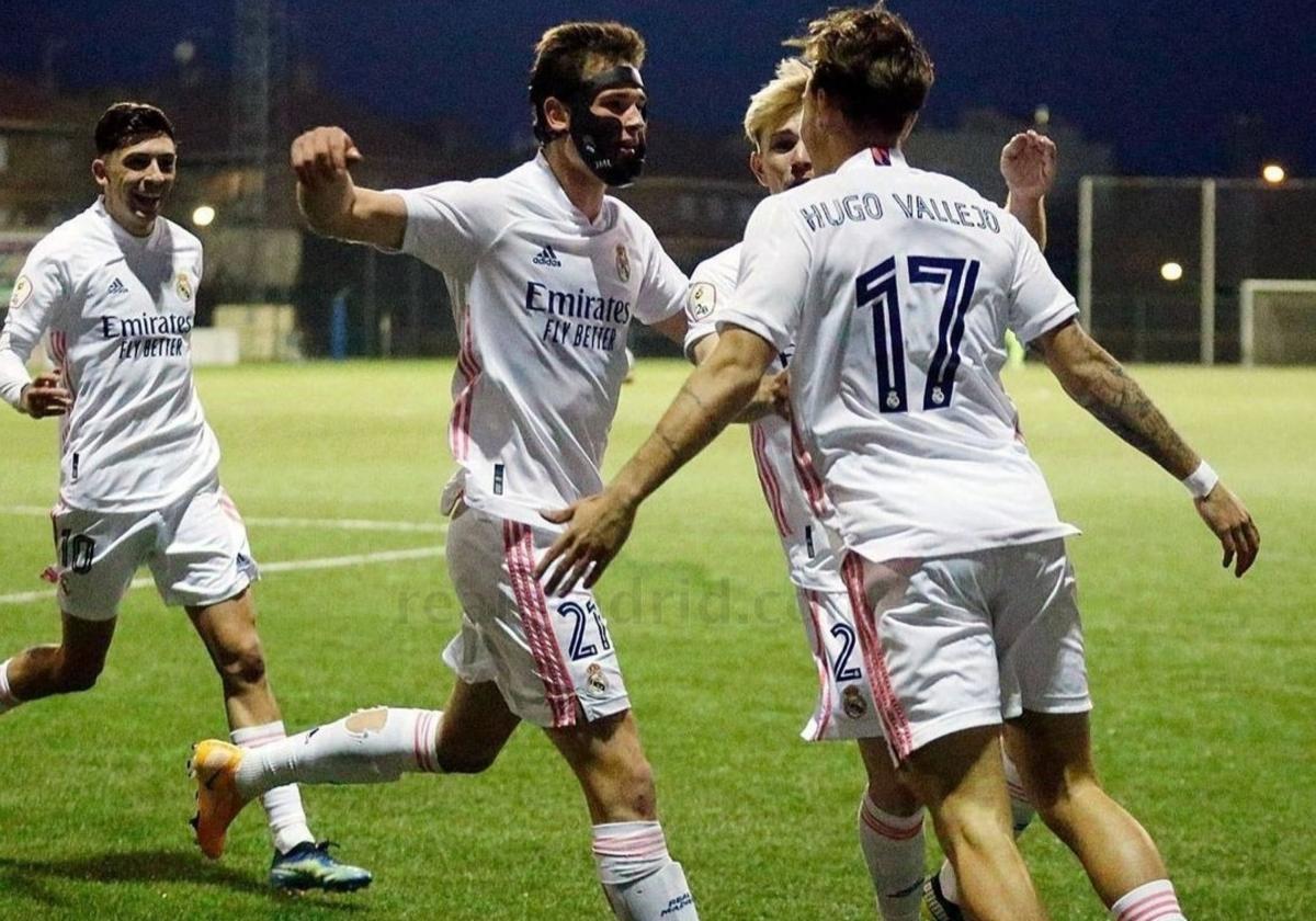 Hugo Vallejo, celebrando un gol en la temporada 2020-2021 con el Castilla, con Gelabert en segundo plano.