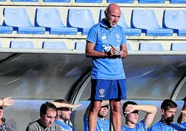 Manel toma notas en el partido de su equipo en Ganzábal.