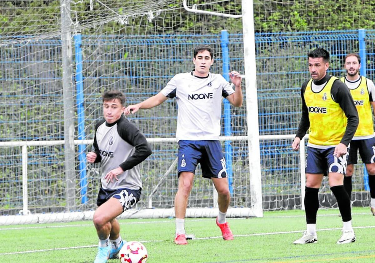 Mecerreyes, ayer entre Davo y Natalio en un ejercicio con balón en el entrenamiento celebrado en La Toba.