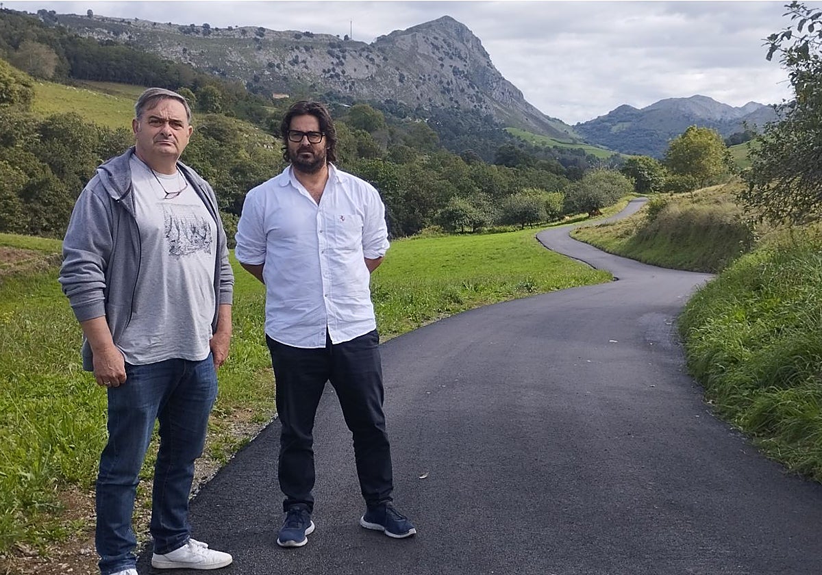 El alcalde llanisco, Enrique Riestra (de camisa blanca), y el concejal de Pueblos, Miguel Ángel Alonso.