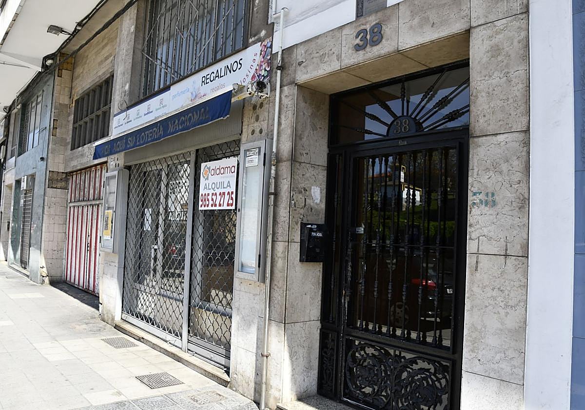 Edificio desde cuya quinta planta se lanzó la hija del acusado.