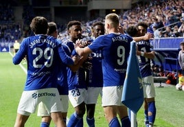 Los jugadores del Oviedo celebran el gol de Alemao, el primero de los cuatro del partido.