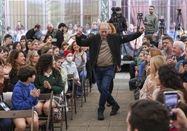 Joan Manuel Serrat, este martes, en un encuentro con alumnos asturianos.