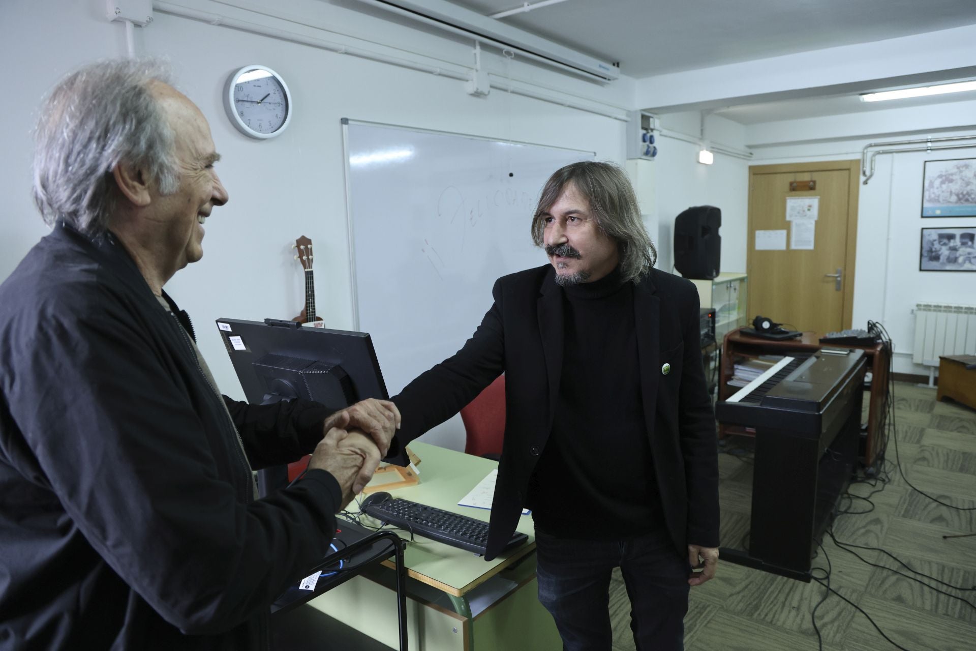 Serrat, pletórico en Asturias: las mejores imágenes de su llegada