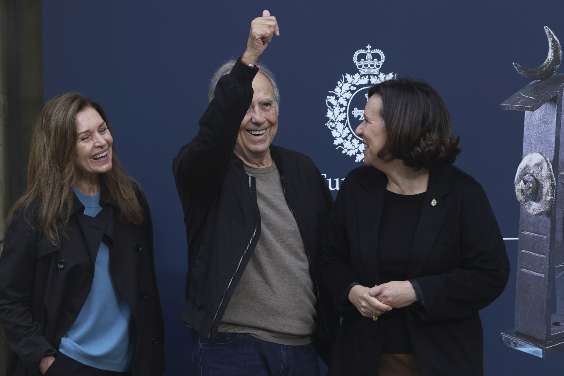 Serrat, pletórico en Asturias: las mejores imágenes de su llegada