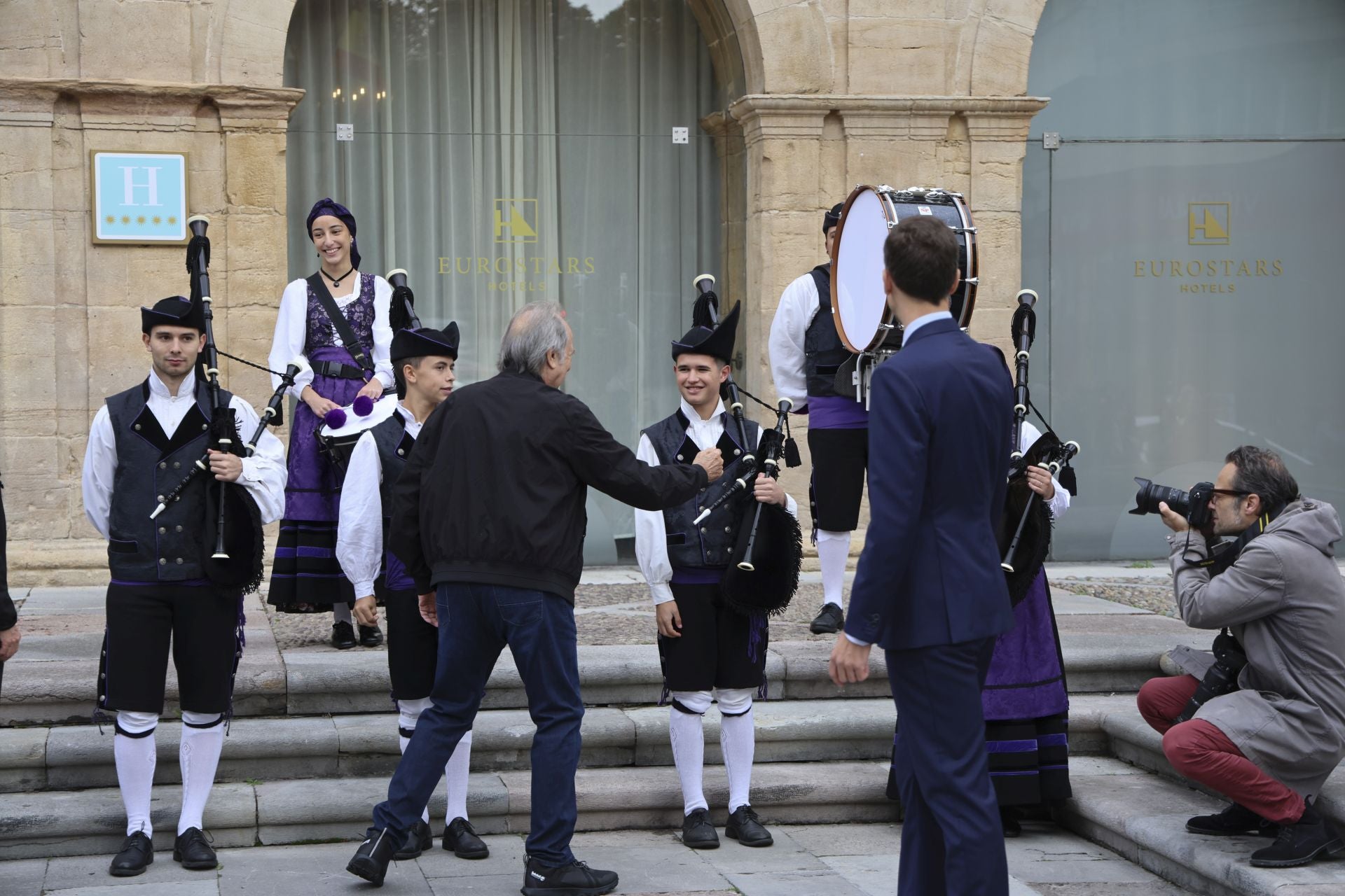 Serrat, pletórico en Asturias: las mejores imágenes de su llegada