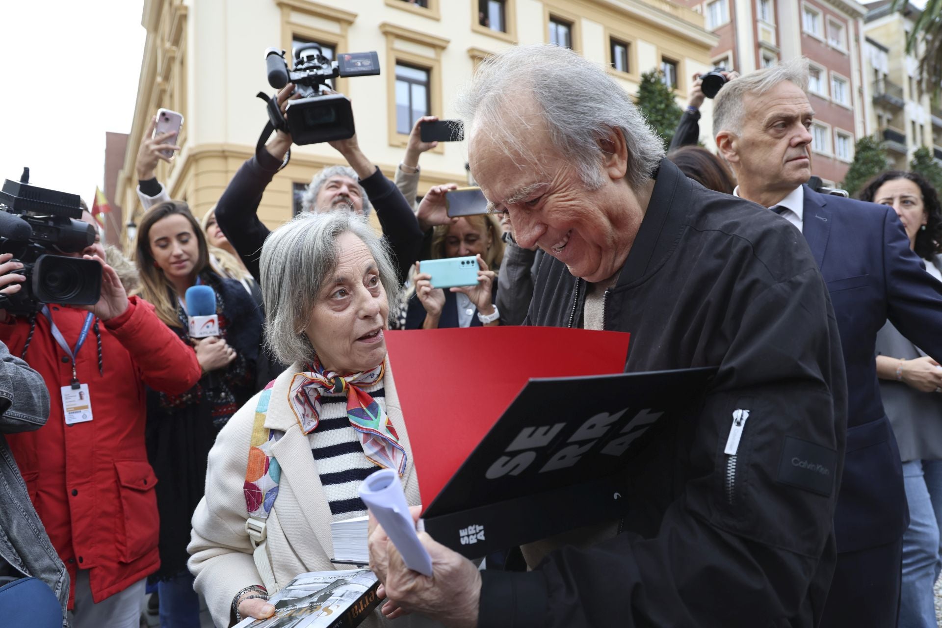 Serrat, pletórico en Asturias: las mejores imágenes de su llegada