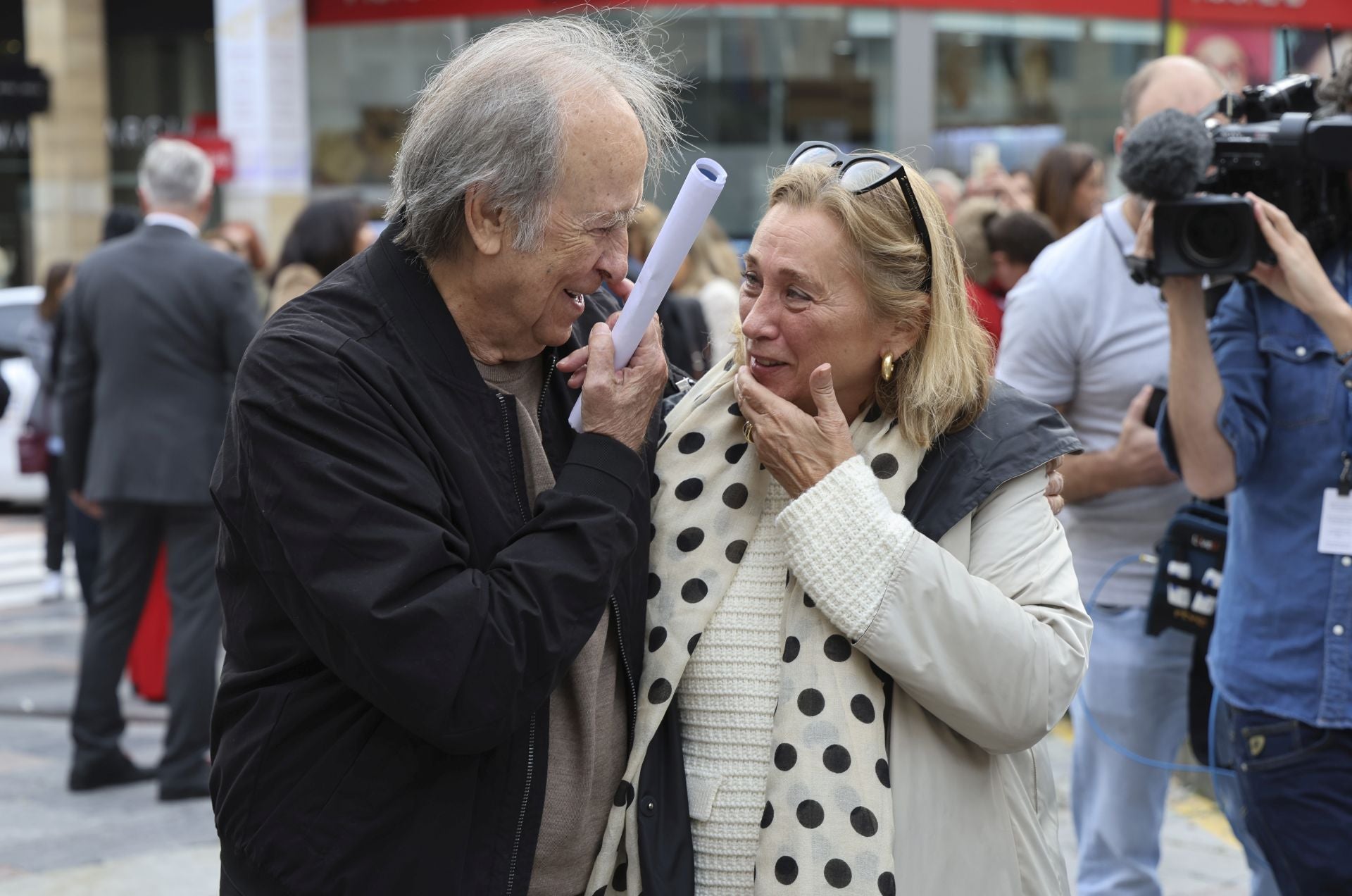 Serrat, pletórico en Asturias: las mejores imágenes de su llegada