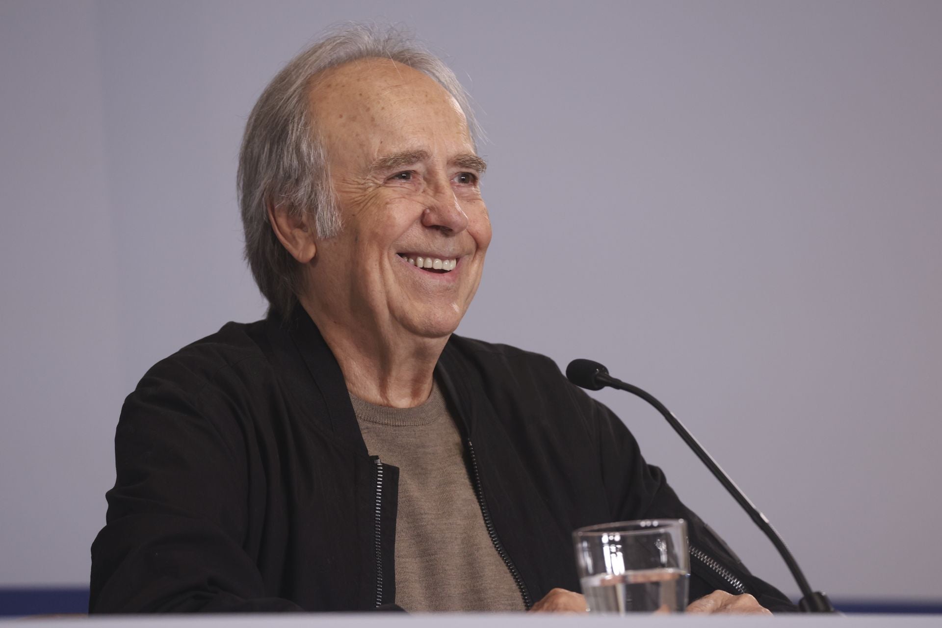 Serrat, pletórico en Asturias: las mejores imágenes de su llegada